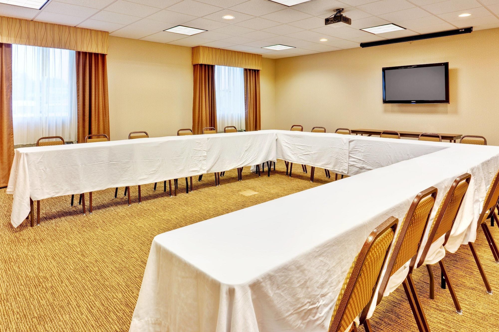 Sala de Reuniones Holiday Inn Express Hotel & Suites BYRAM by IHG