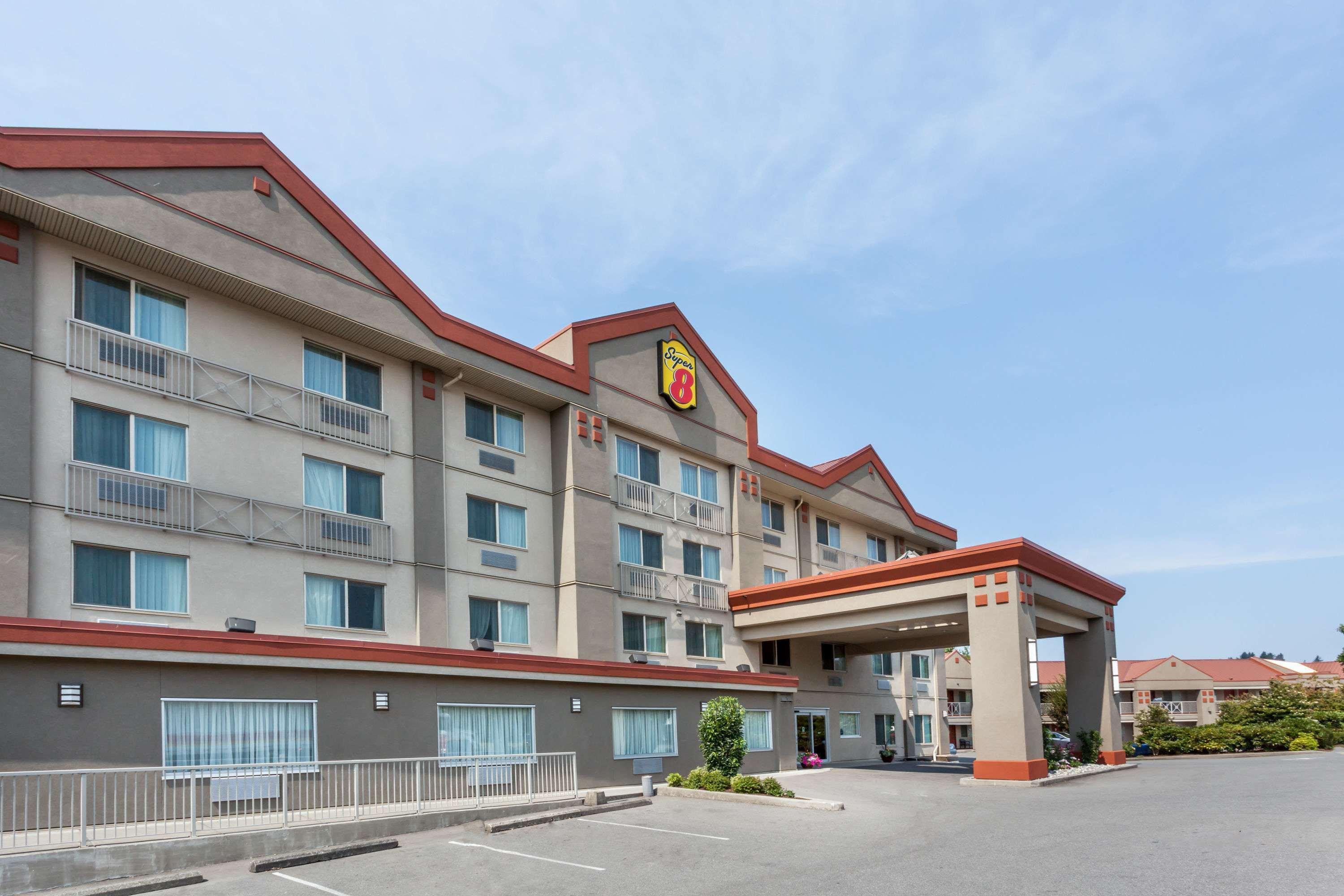 Vista Exterior Super 8 by Wyndham Abbotsford BC