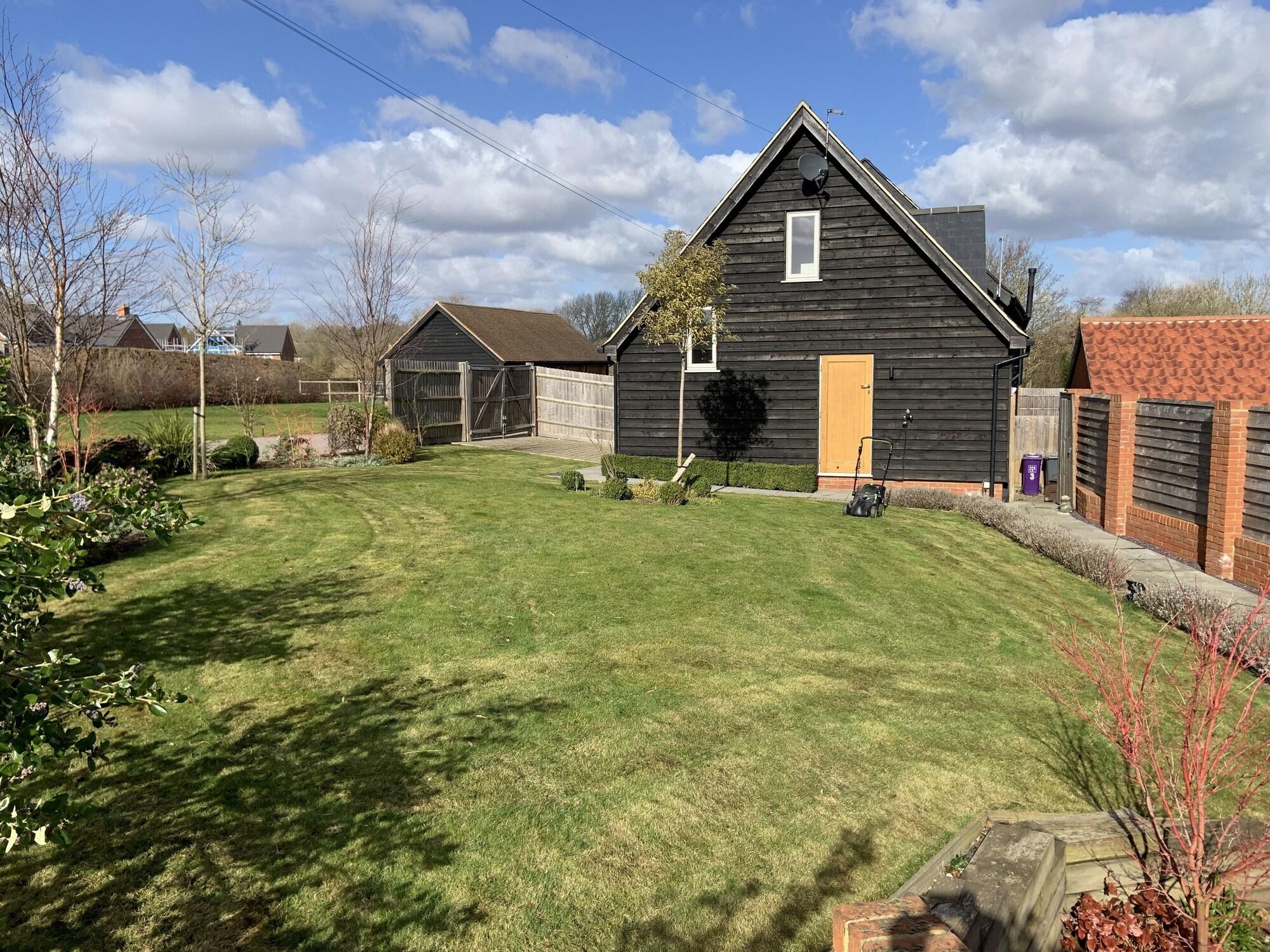 Varios 1-bed - Sleeps 2 - Pet Friendly w Parking