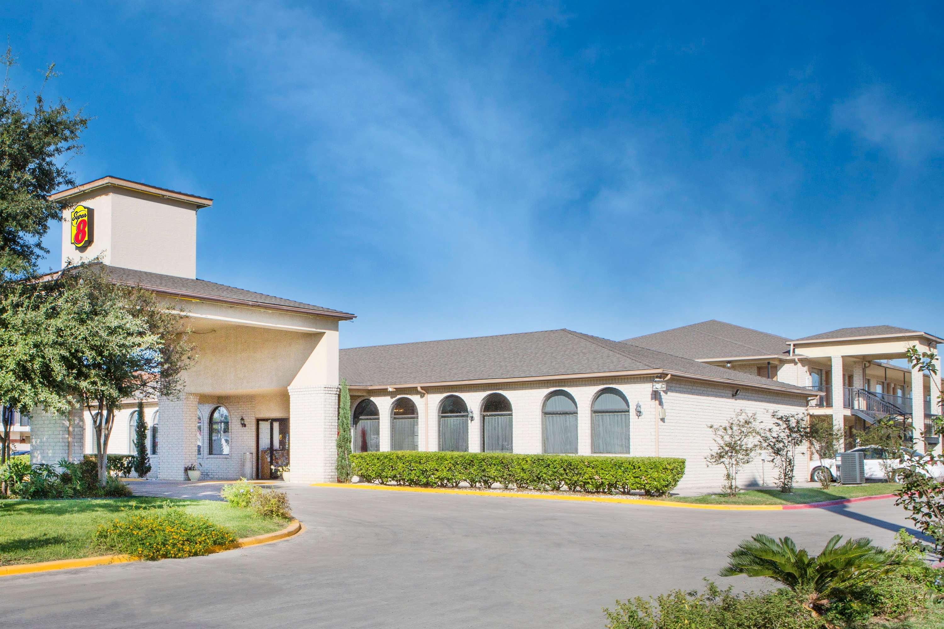 Vista Exterior Super 8 by Wyndham San Antonio at I-10