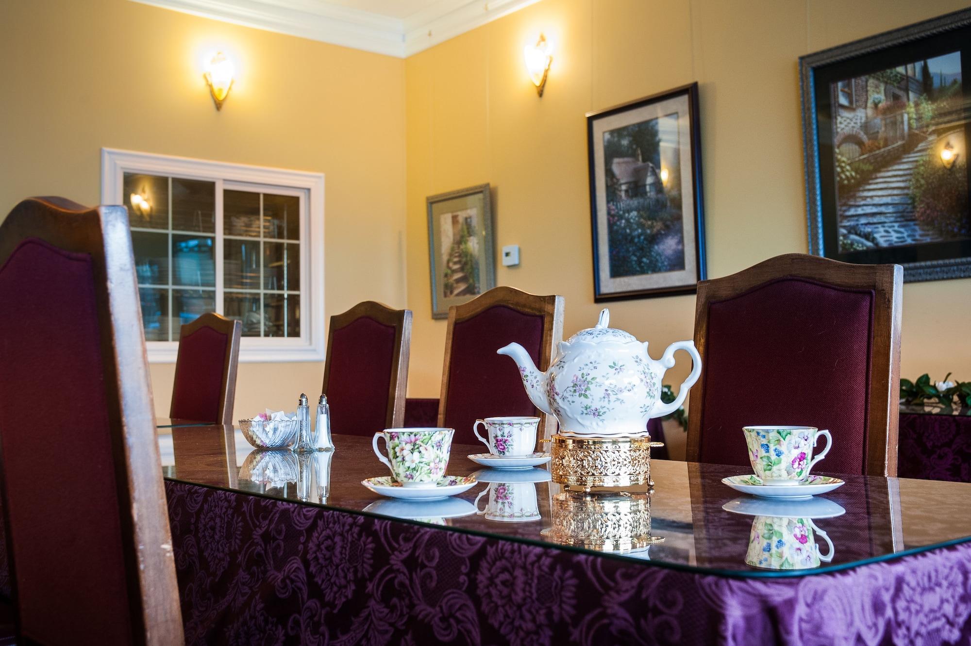 Restaurant Hearthstone Elegant Lodge by the River