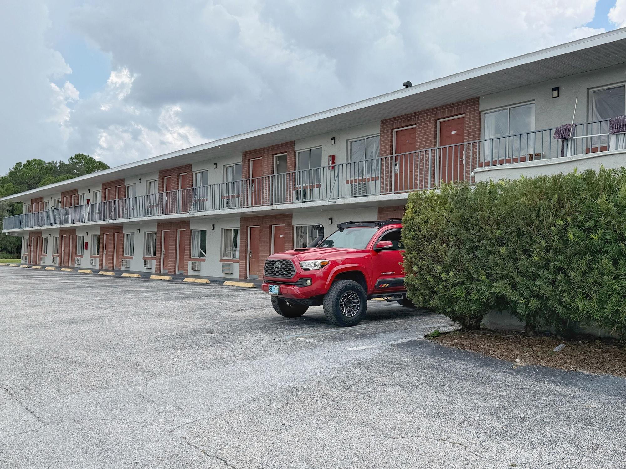 Vista Exterior Soho Inn & Suites