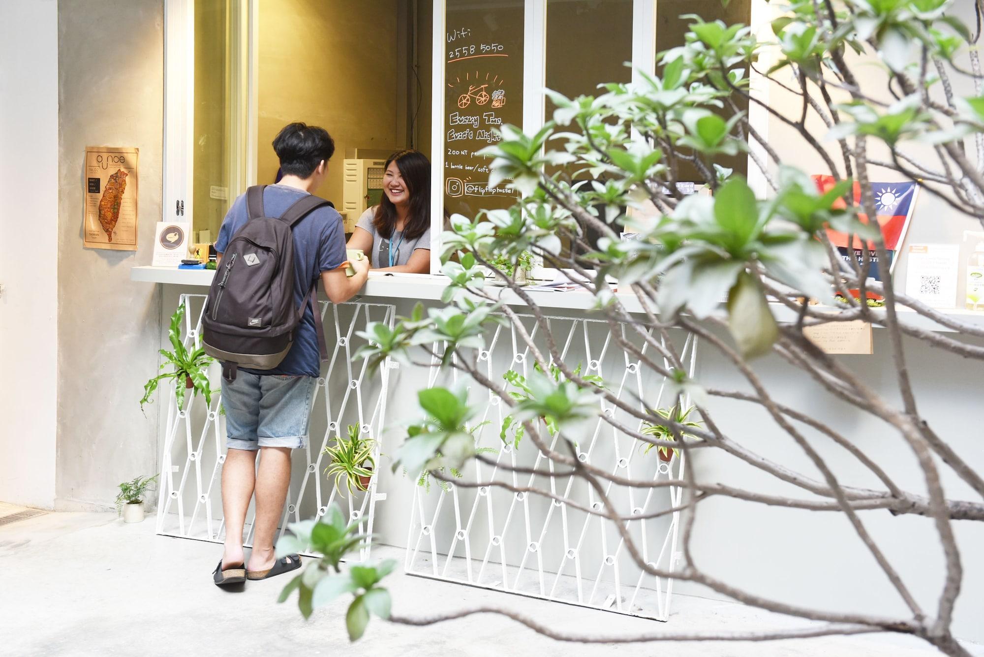 Vista Lobby OwlStay Flip Flop Hostel Garden