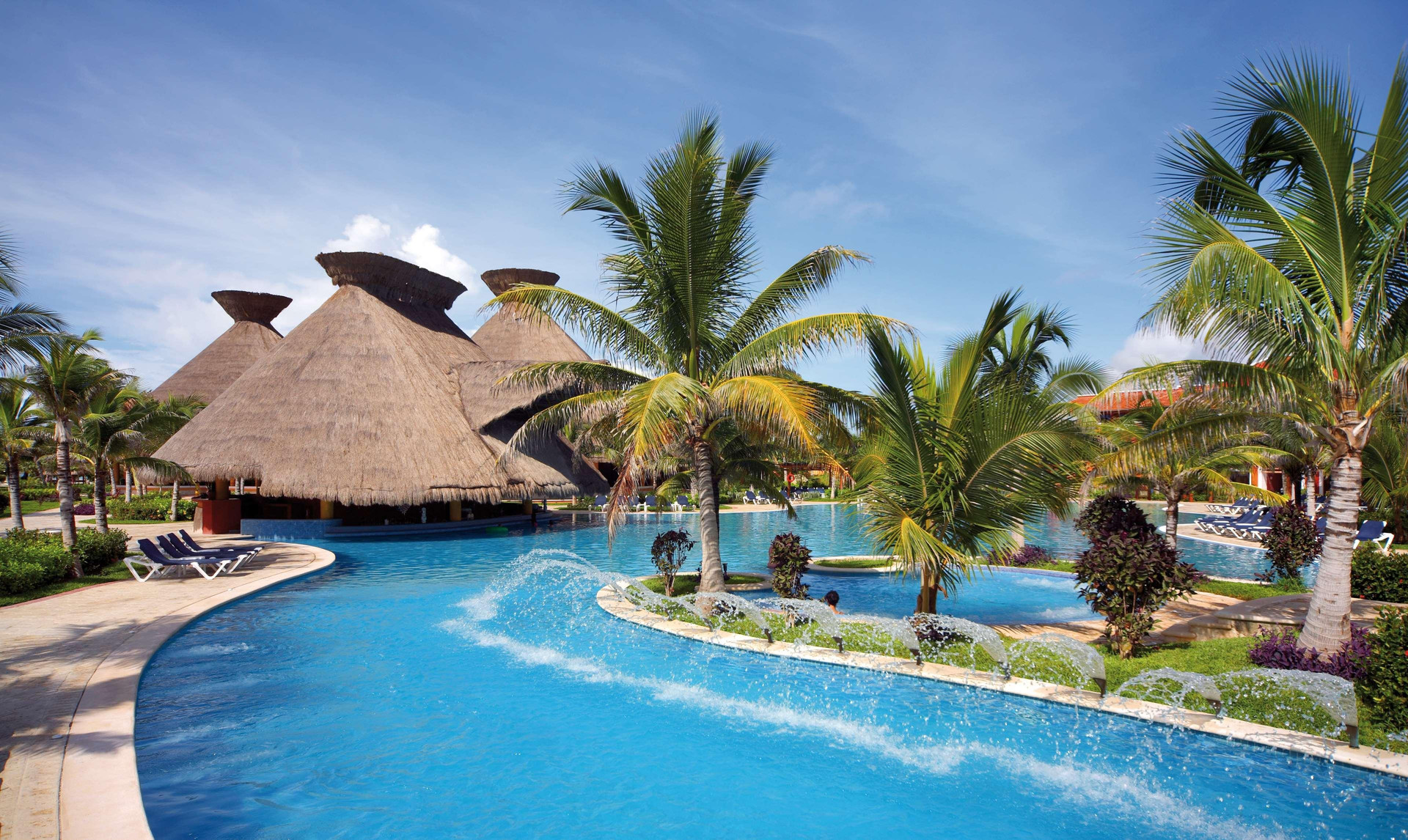 Vista Piscina Barceló Maya Colonial