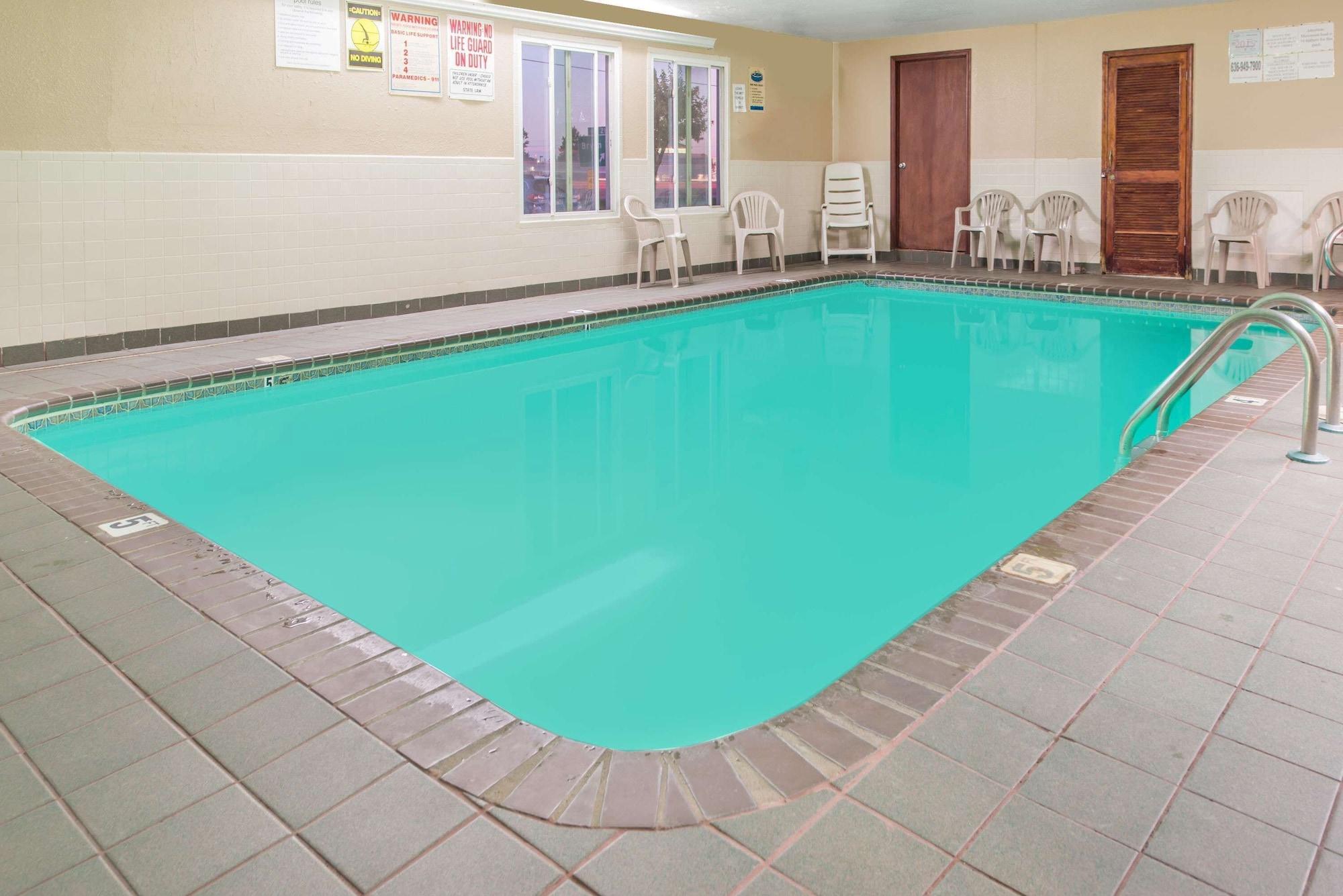 Vista Piscina Super 8 by Wyndham O'Fallon MO/St. Louis Area