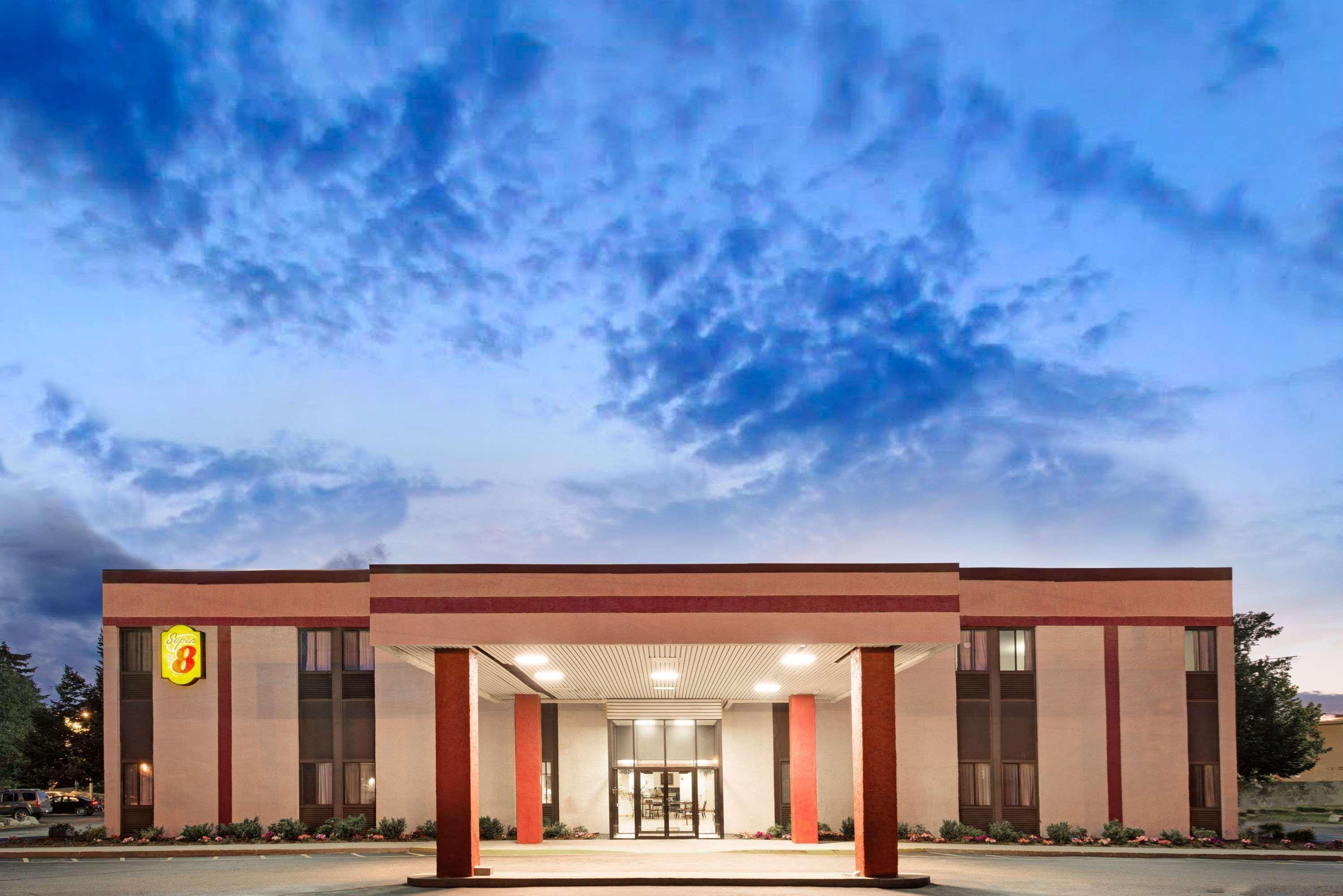 Vista Exterior Super 8 by Wyndham Brockton