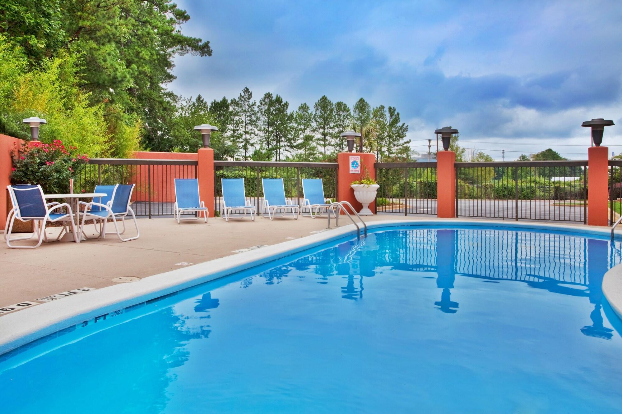 Vista Piscina Holiday Inn Express Hotel & Suites by IHG