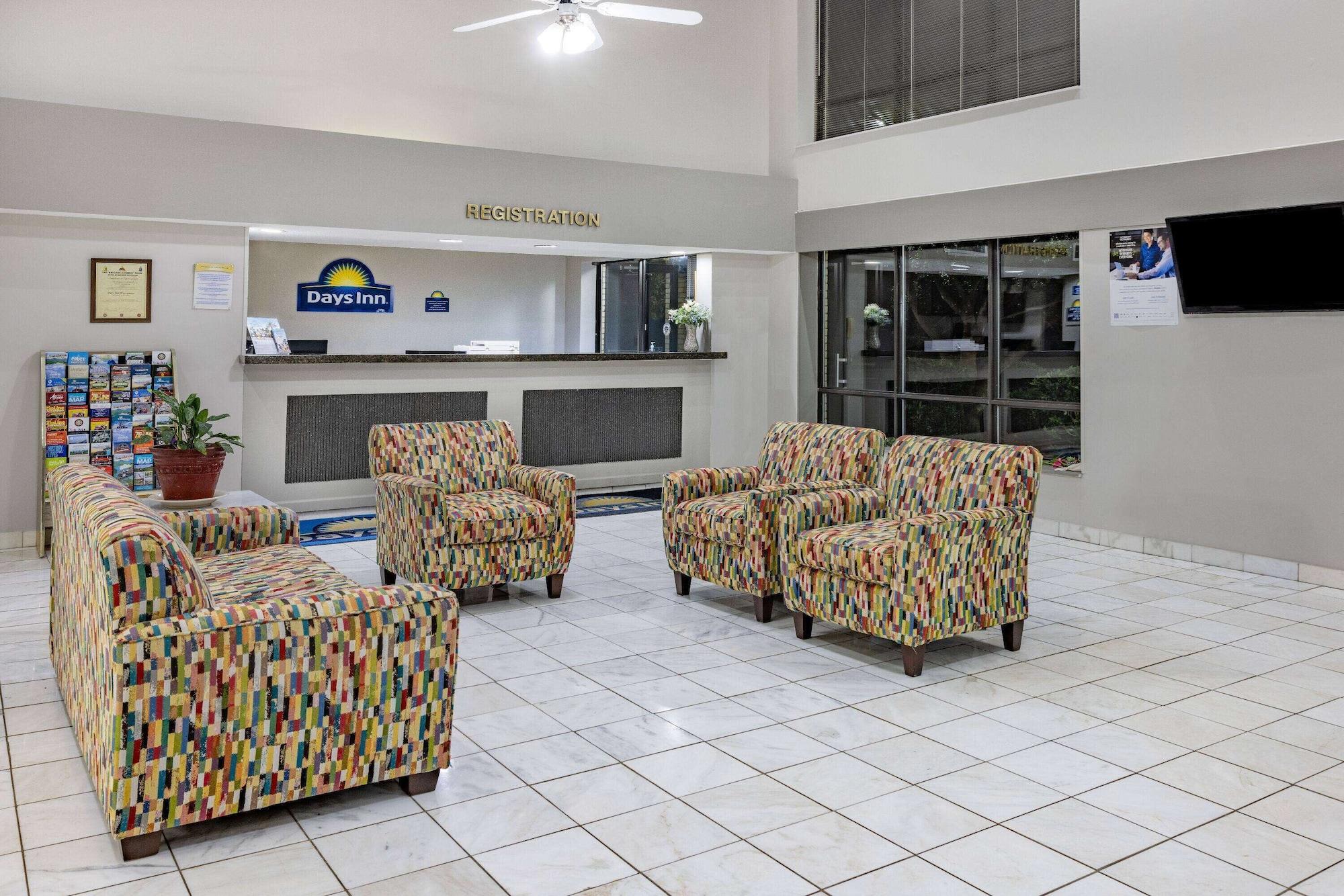 Vista Lobby Days Inn by Wyndham Spartanburg Waccamaw