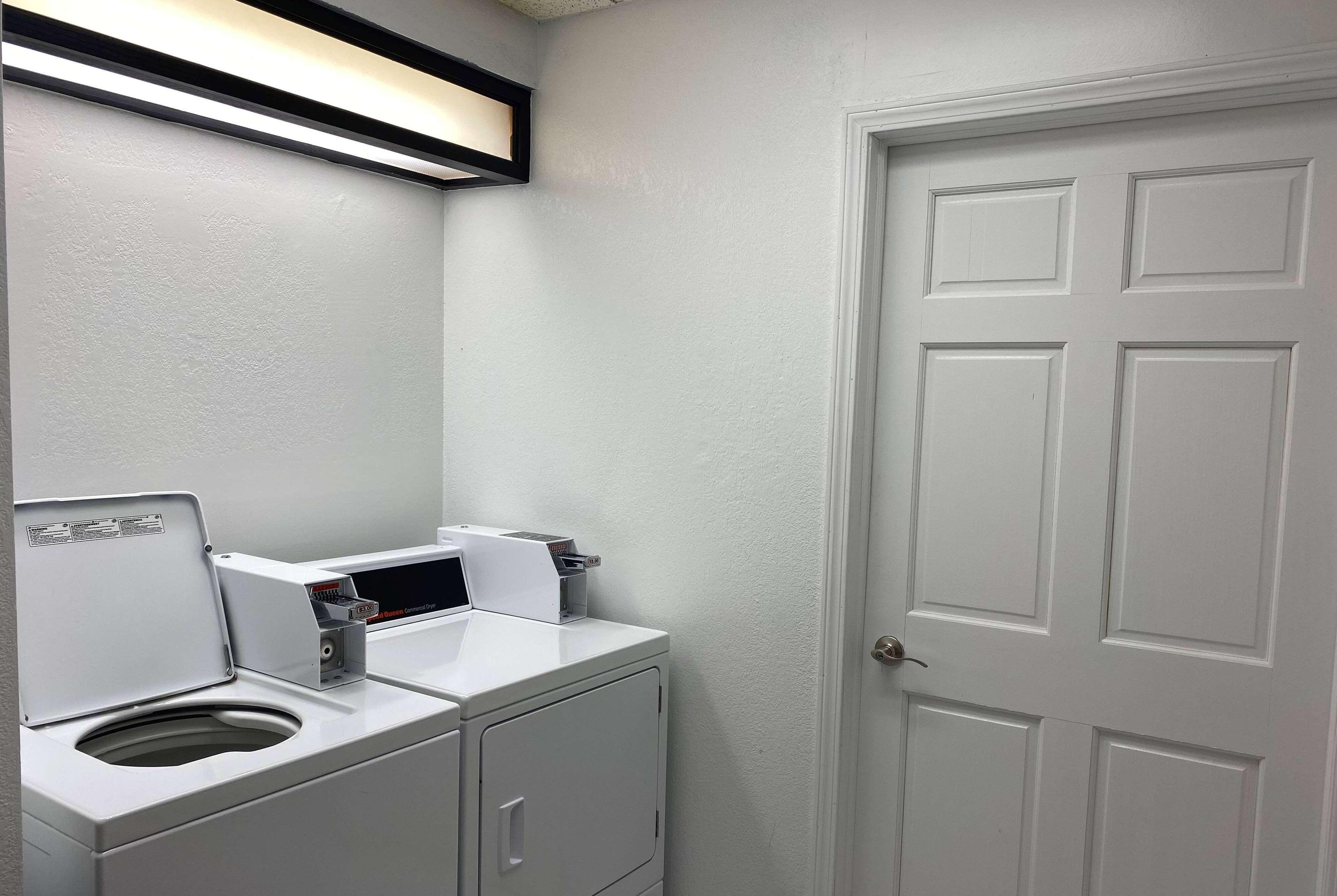 Vista Exterior Days Inn & Suites by Wyndham Arlington Heights