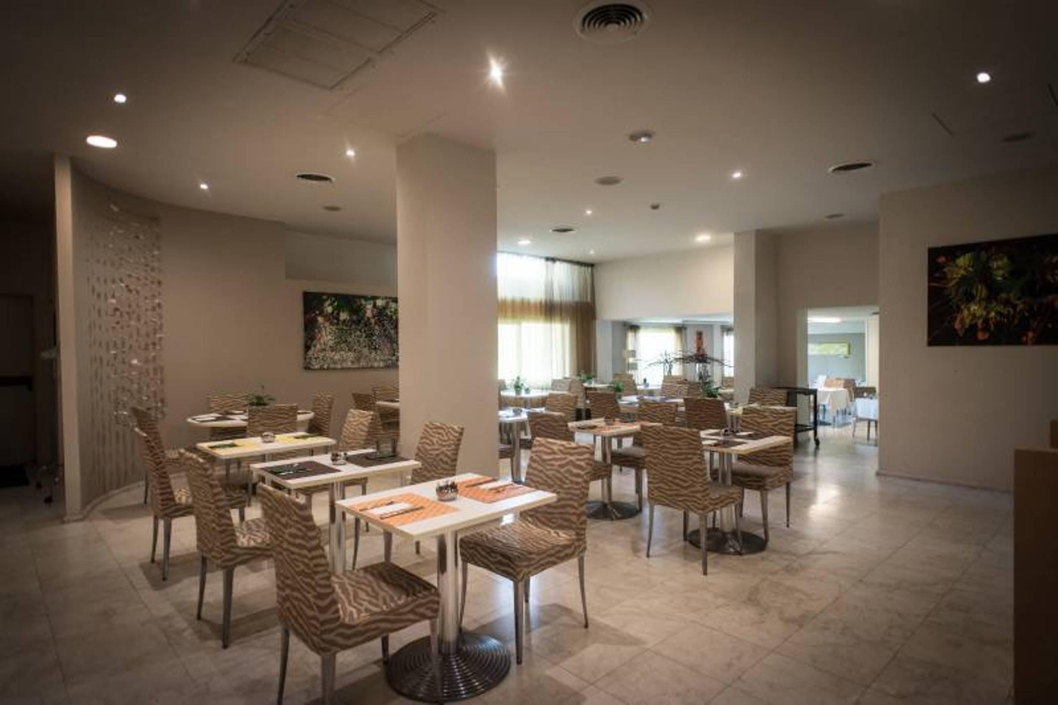 Bar/Salón Phi Hotel Alcione