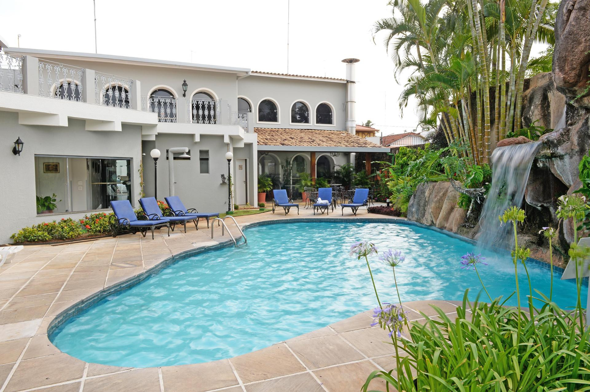 Vista da piscina Hotel Colonial Plaza