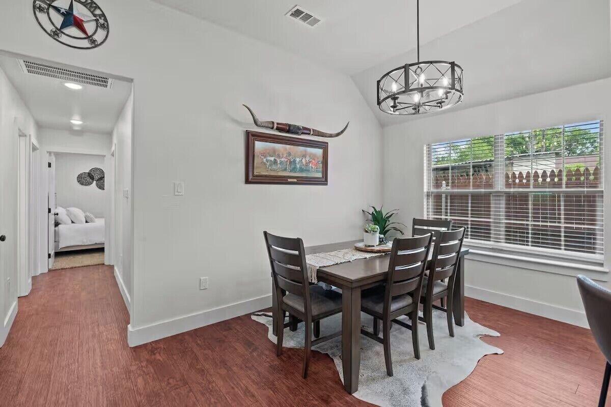 Restaurant 7 min to Stockyards- Cozy & Stylish Home