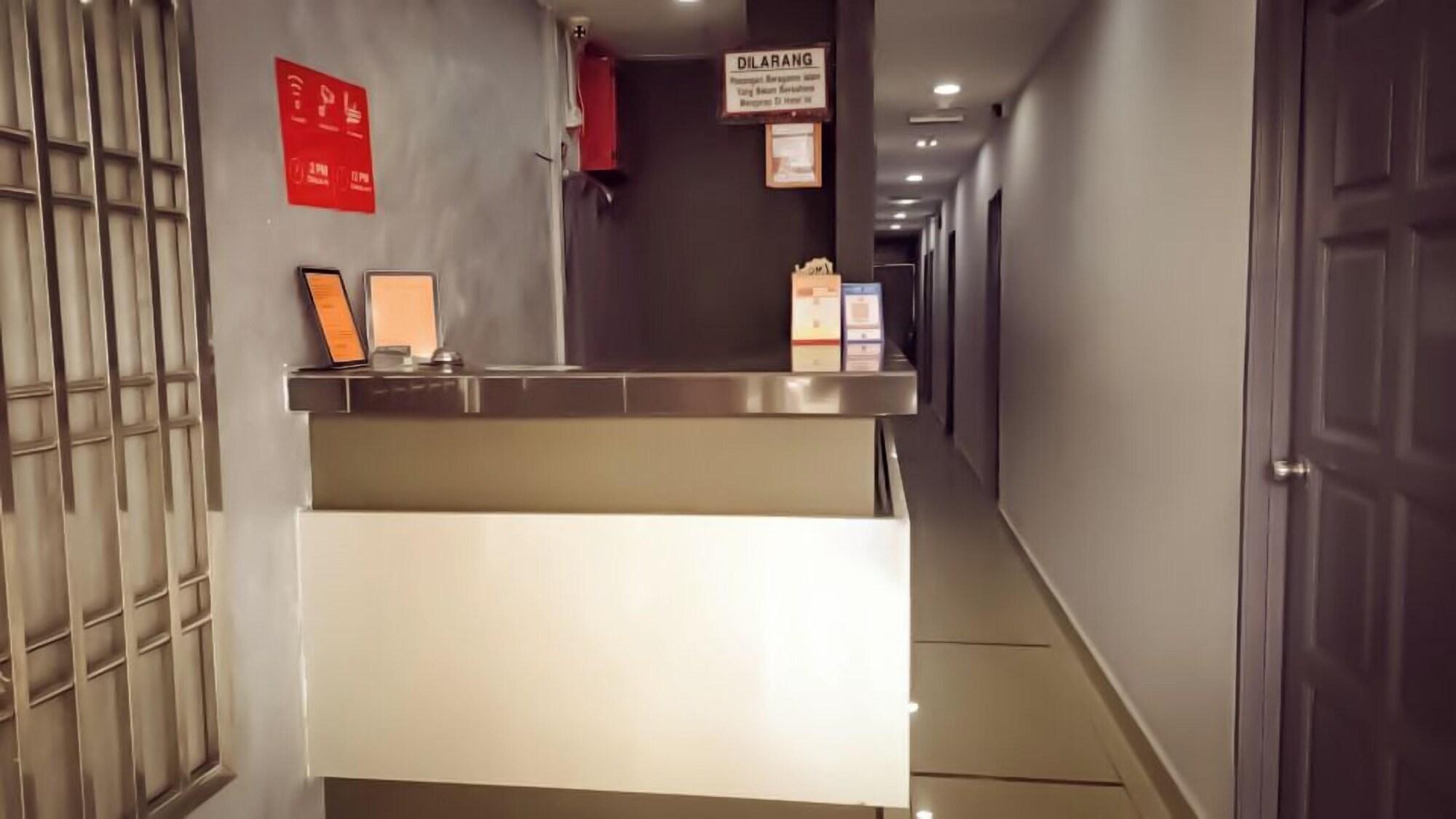 Varios Moon Night Hotel