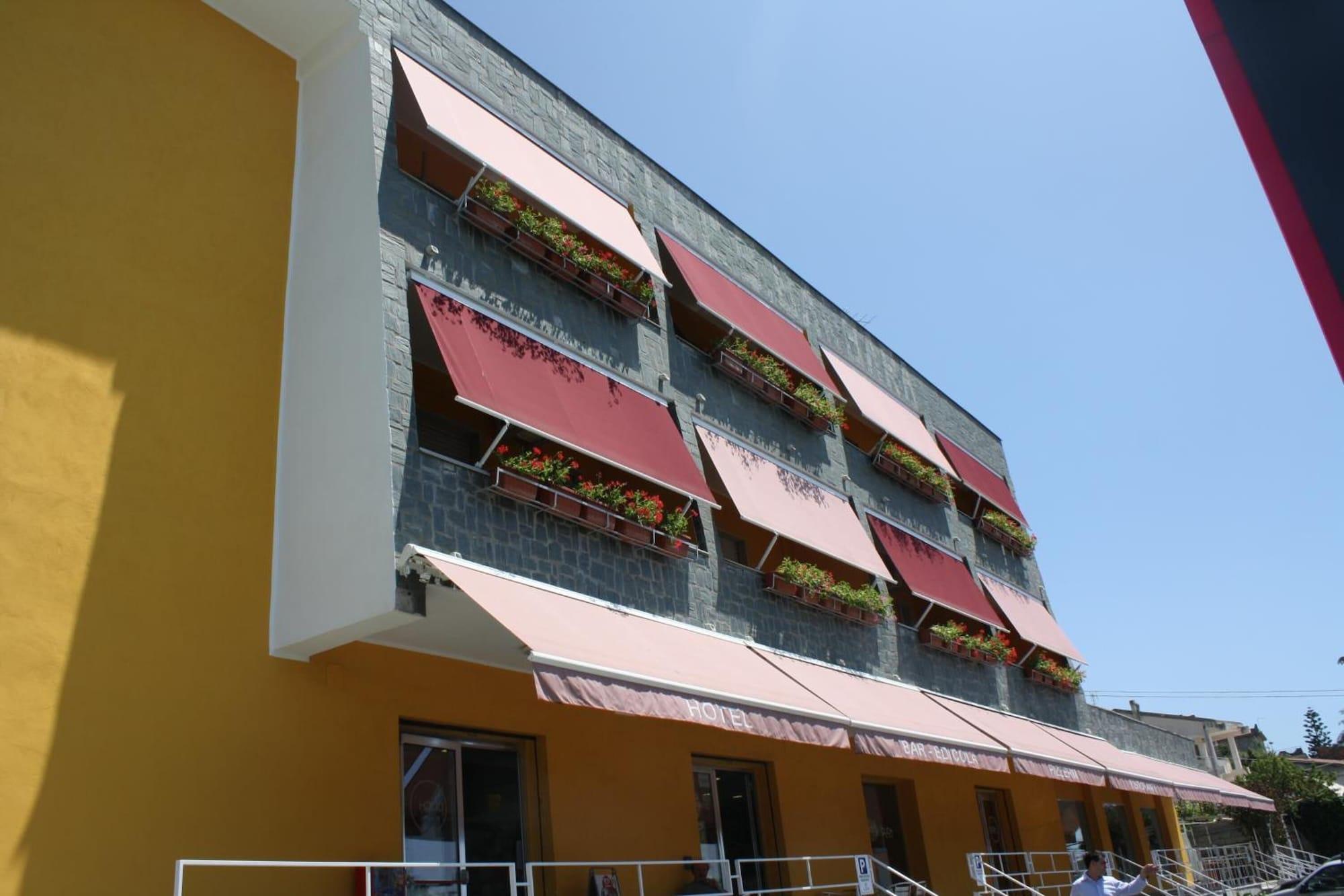 Vista Exterior Hotel Cliché