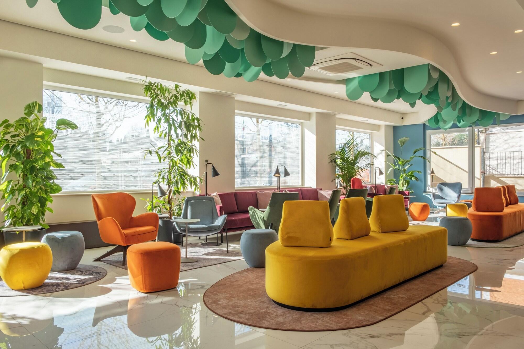 Varios Adesso Hotel