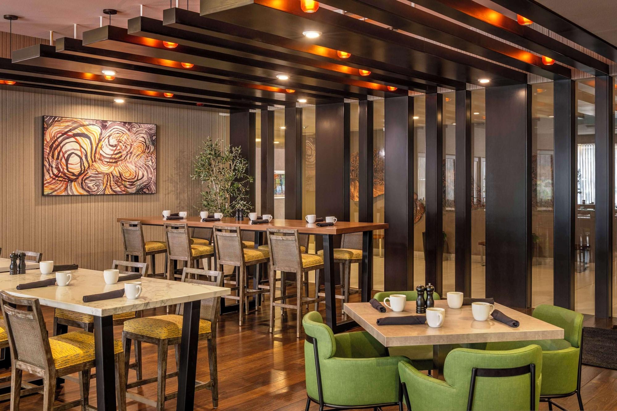 Restaurant DoubleTree by Hilton Hotel San Bernardino