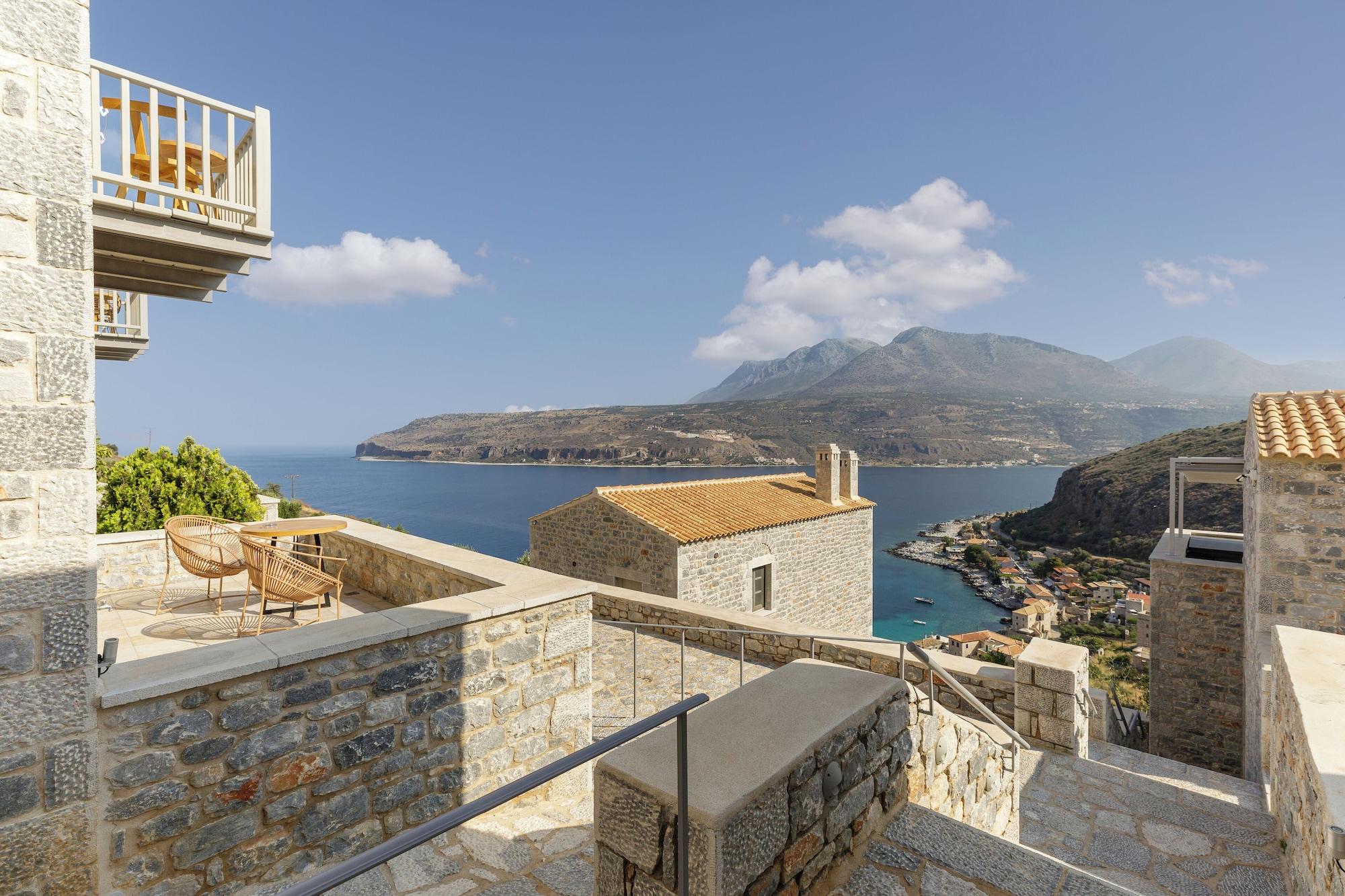 Vista Exterior Trapela Limeni Luxury Suites