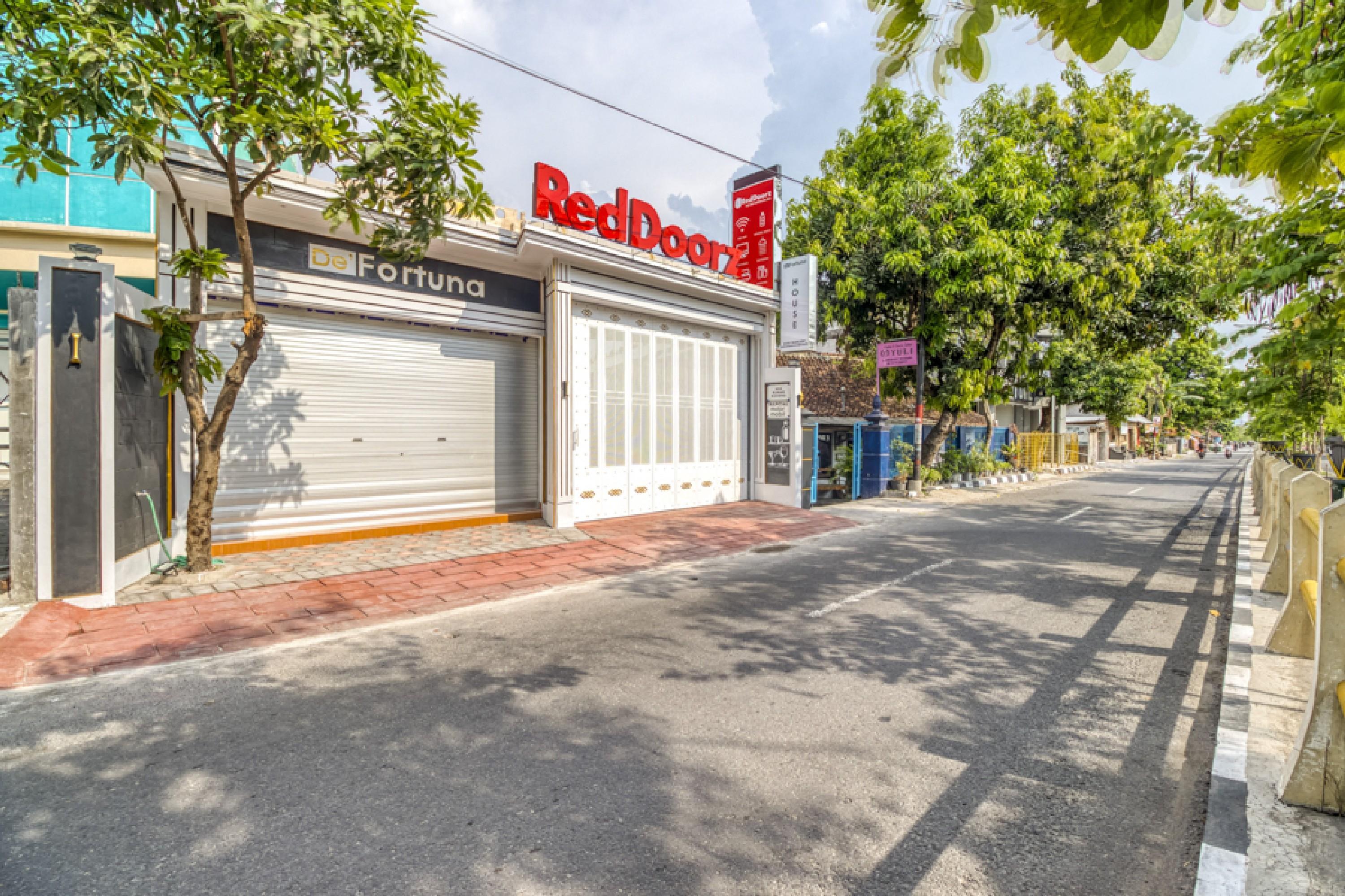 Vista Exterior RedDoorz Plus near Gembira Loka Zoo 2