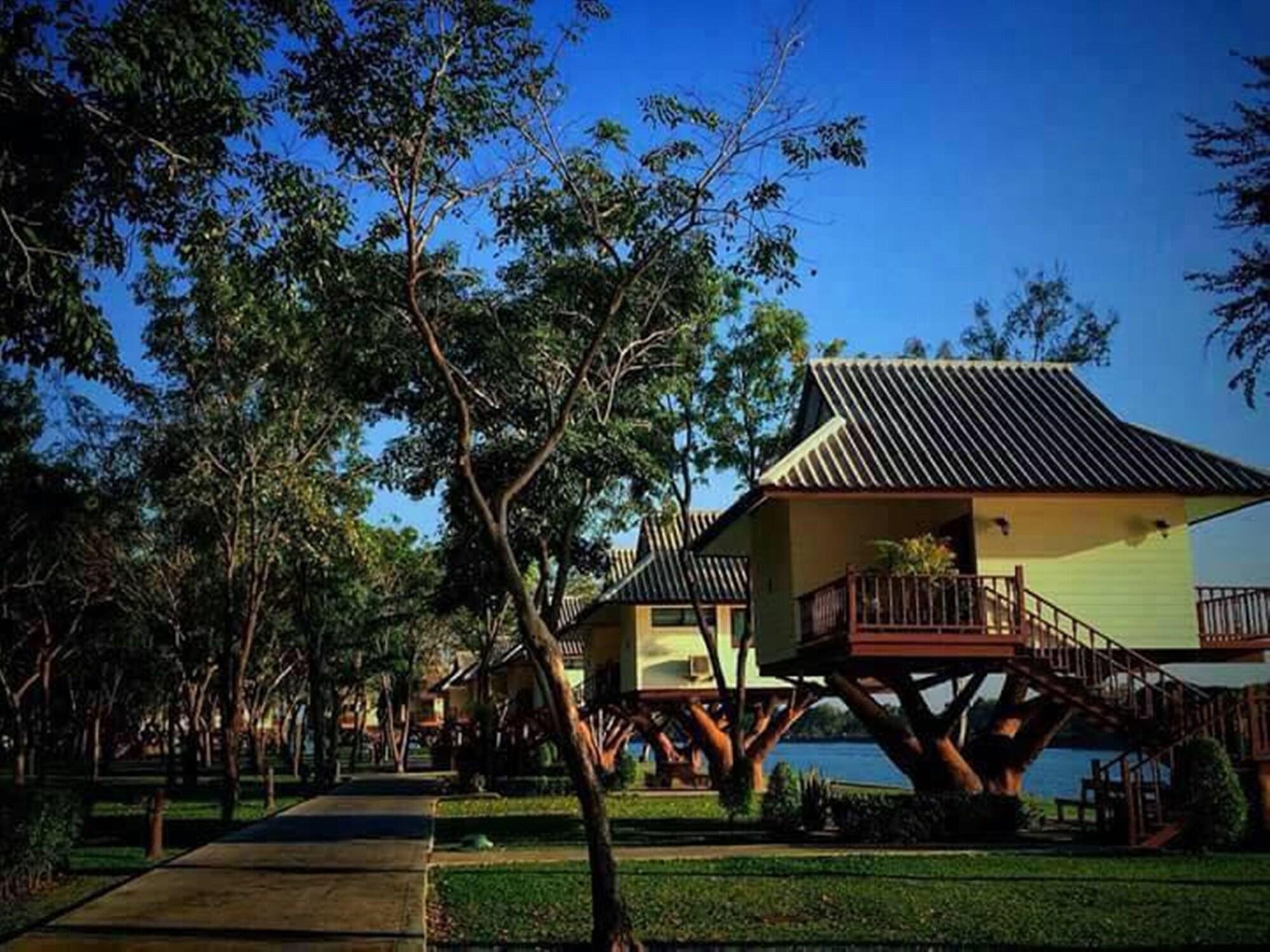 Varios Bungchawak Resort