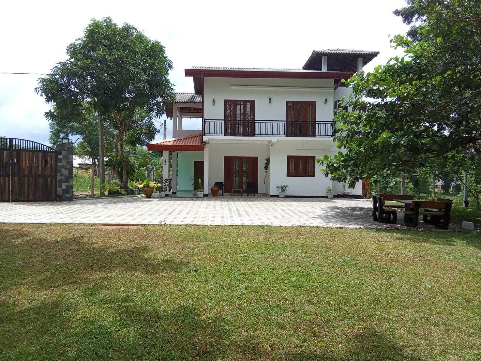 Varios White House Holiday Home