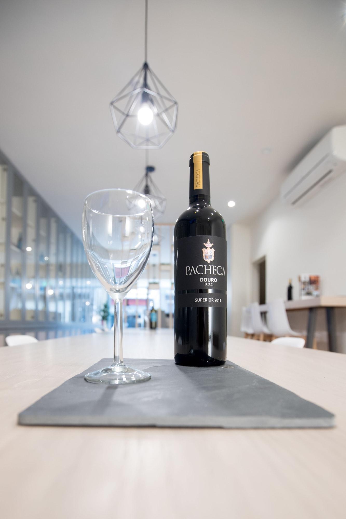 Vista Lobby Almada Wine House