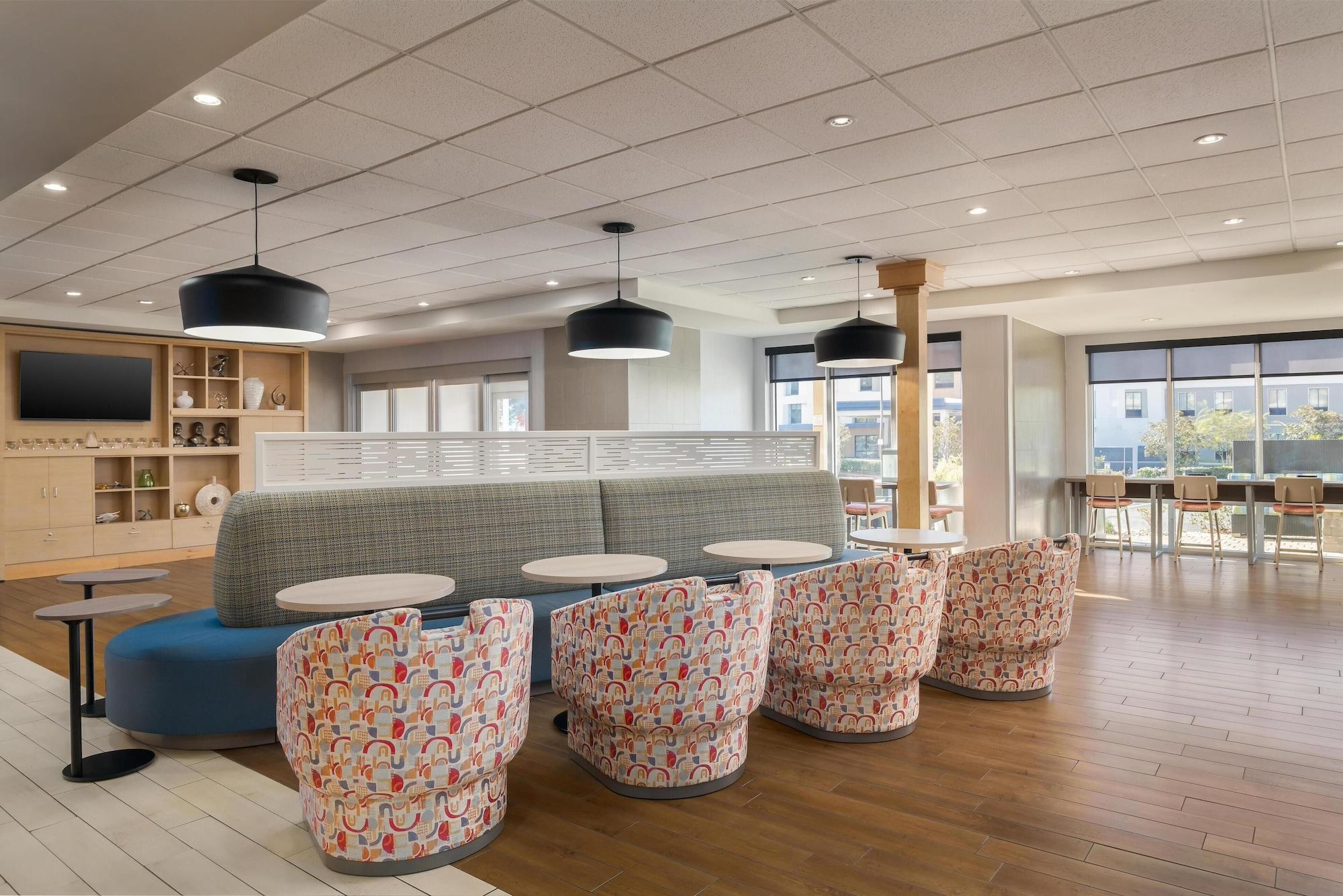 Vista Lobby Home2 Suites by Hilton Biloxi North/D'Iberville