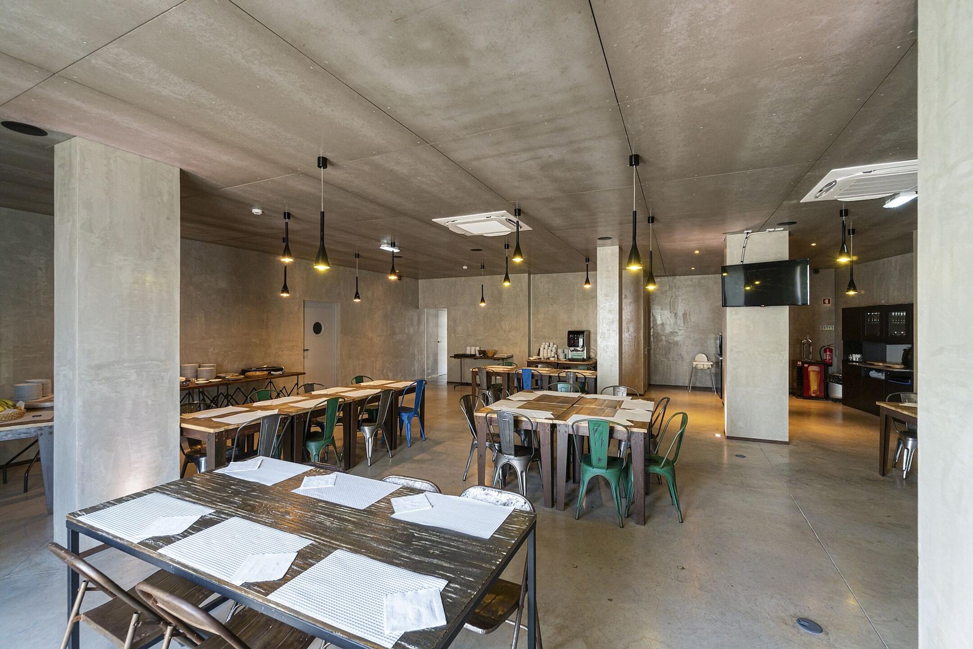 Restaurant N1 Hostel Apartments & Suites