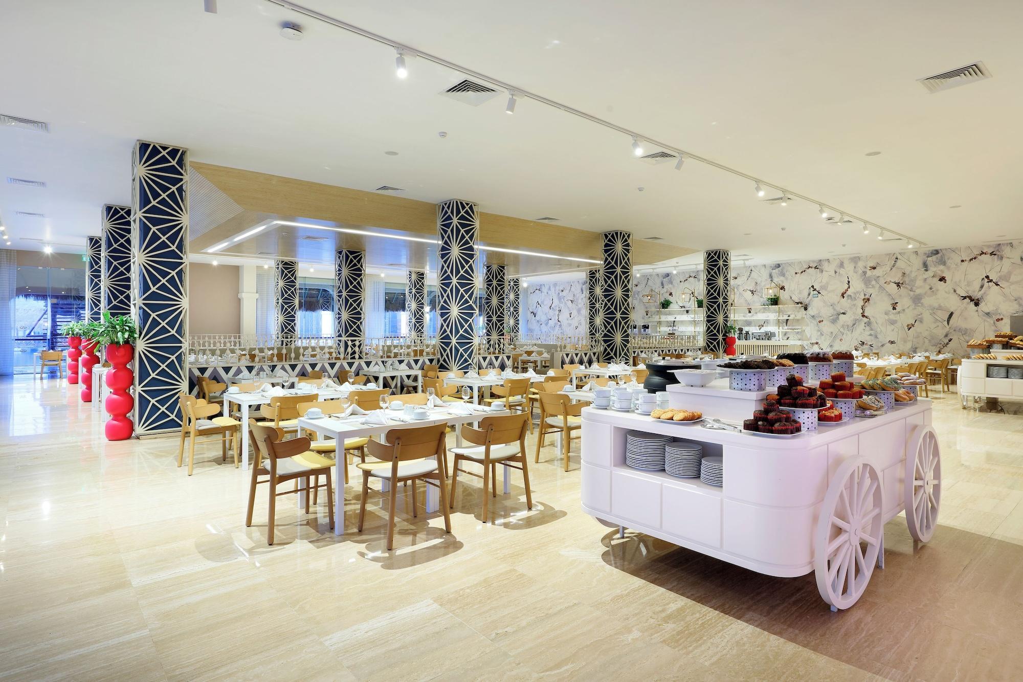 Restaurant Family Selection At Grand Palladium Kantenah Resort & Spa - All Inclusive