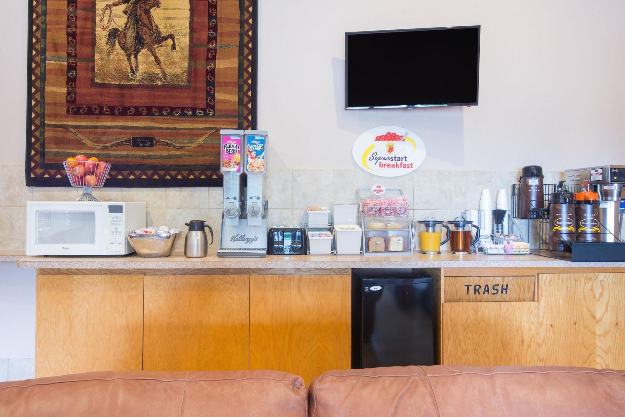 Restaurant Super 8 by Wyndham Abilene KS