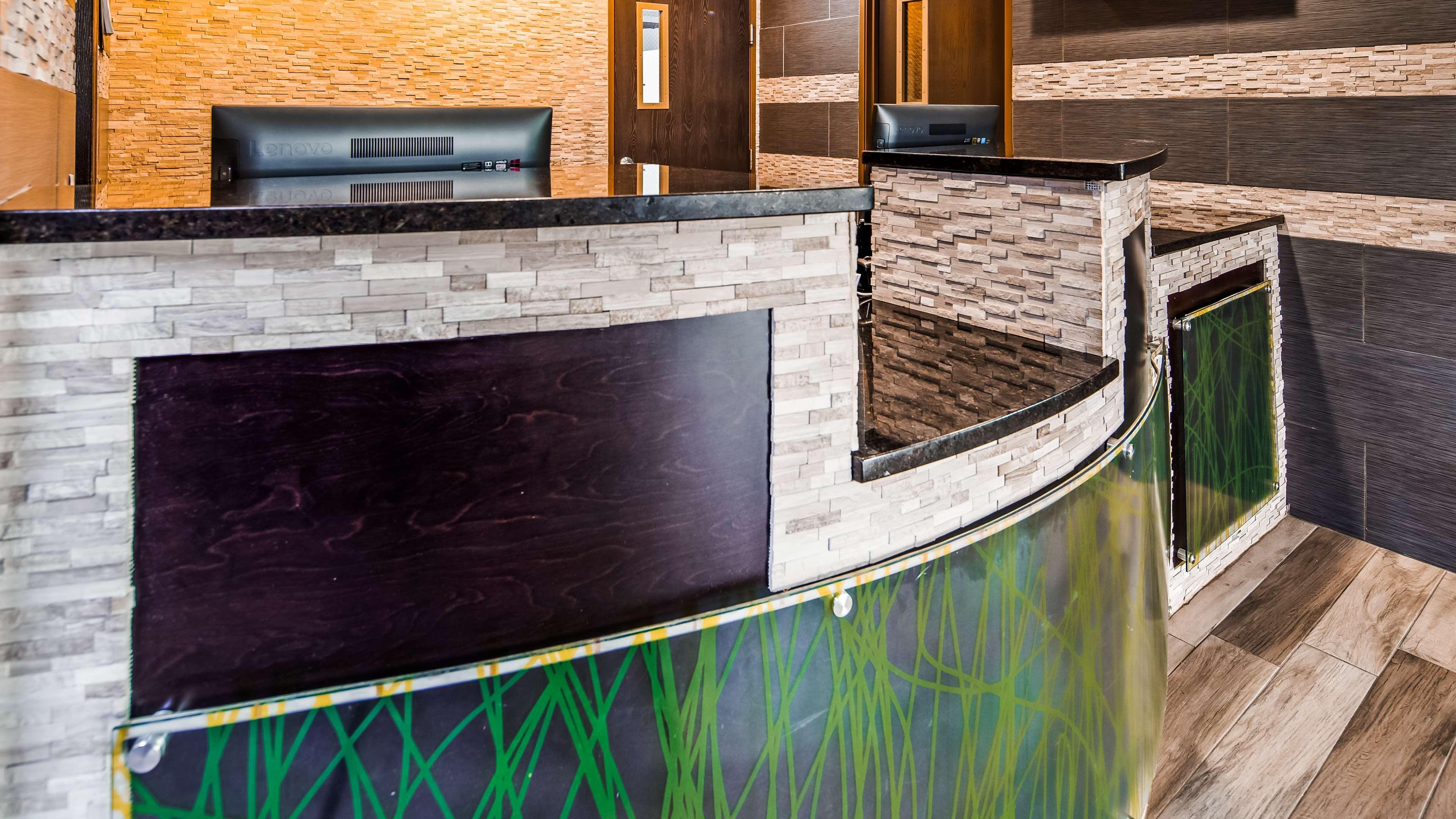 Vista Lobby SureStay Plus Hotel by Best Western Kearney