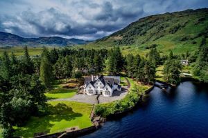 Alquiler Vacacional - Lochside Luxury | Stylish 5-Bed Home with Dramatic Views and Peaceful Setting