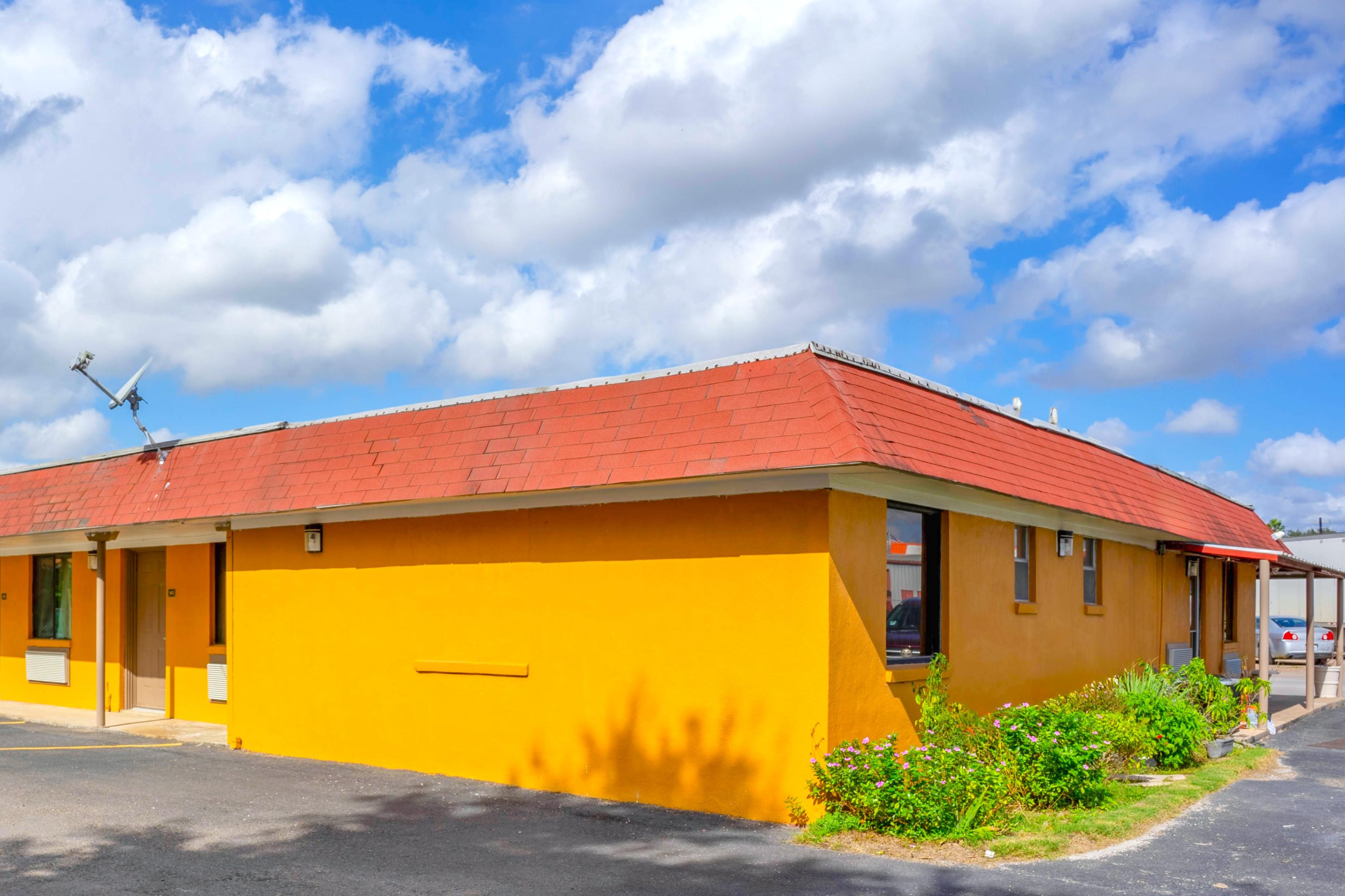 Vista Exterior Budget Inn By OYO Edinburg Hwy 281