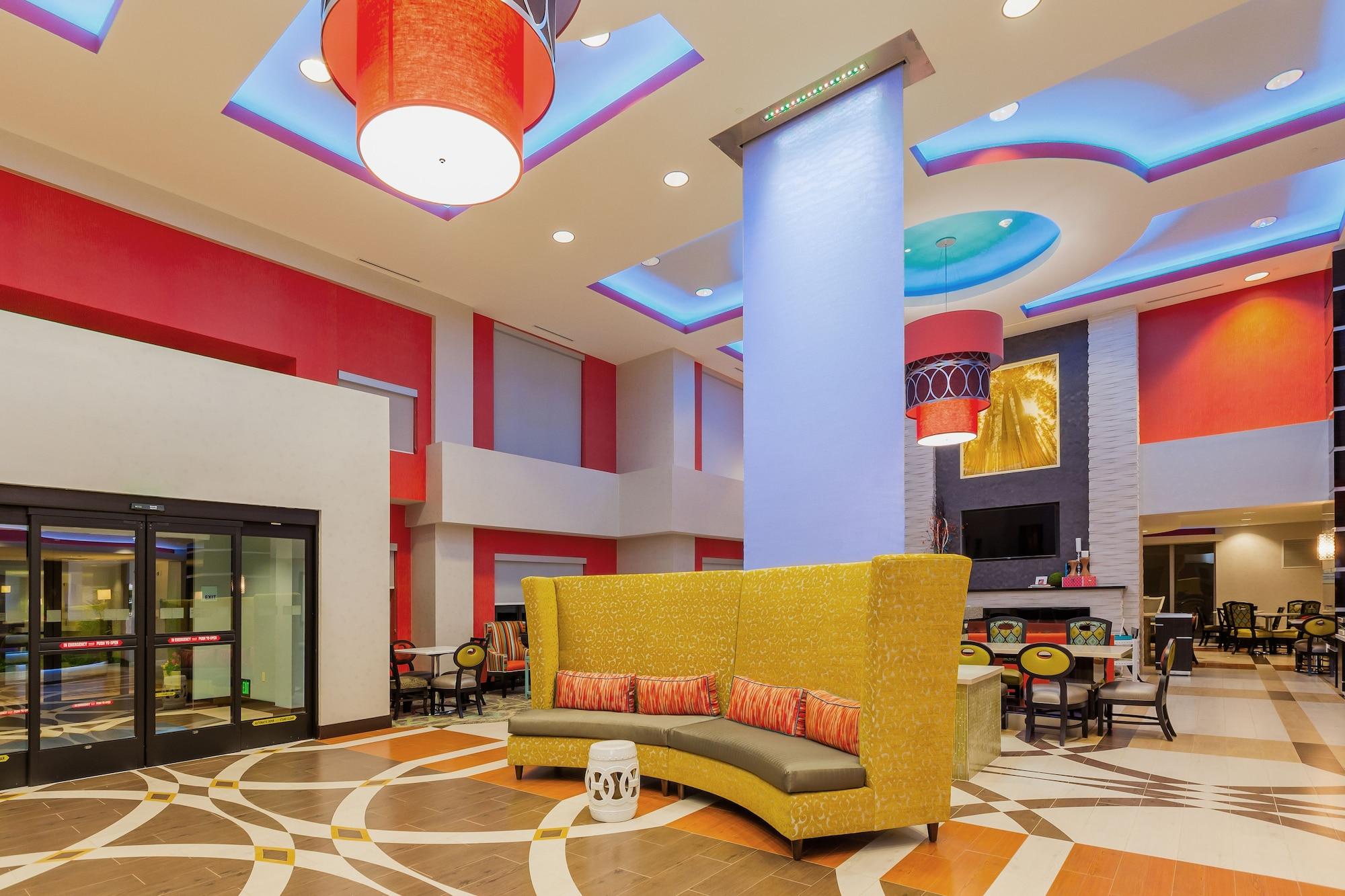 Vista Lobby Holiday Inn Express & Suites Eureka by IHG