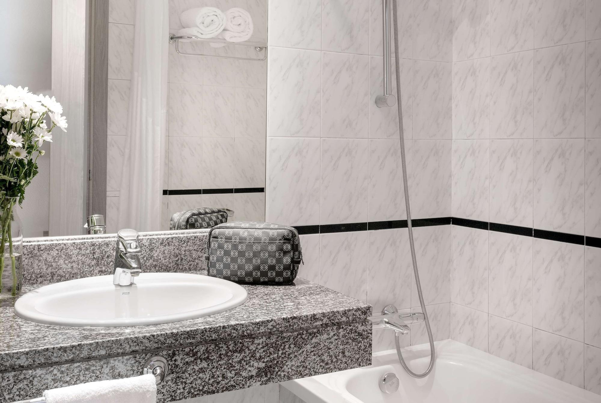 Equipamiento de Habitación Ramada by Wyndham Madrid Tres Cantos