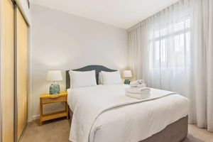 Renta temporal - Convenient Modern 2-Bedroom Unit With Free Parking