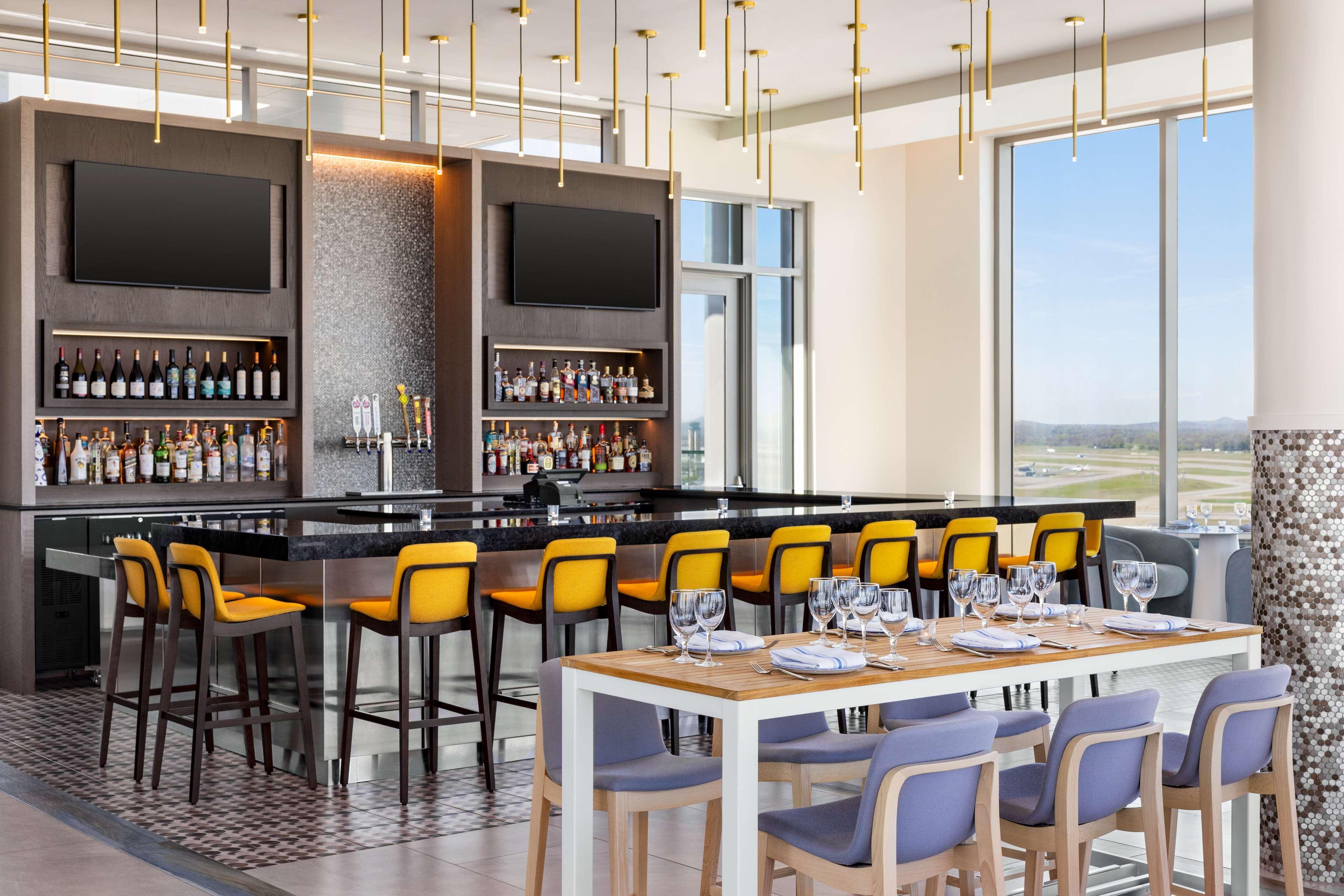 Bar/Salón Hilton BNA Nashville Airport Terminal