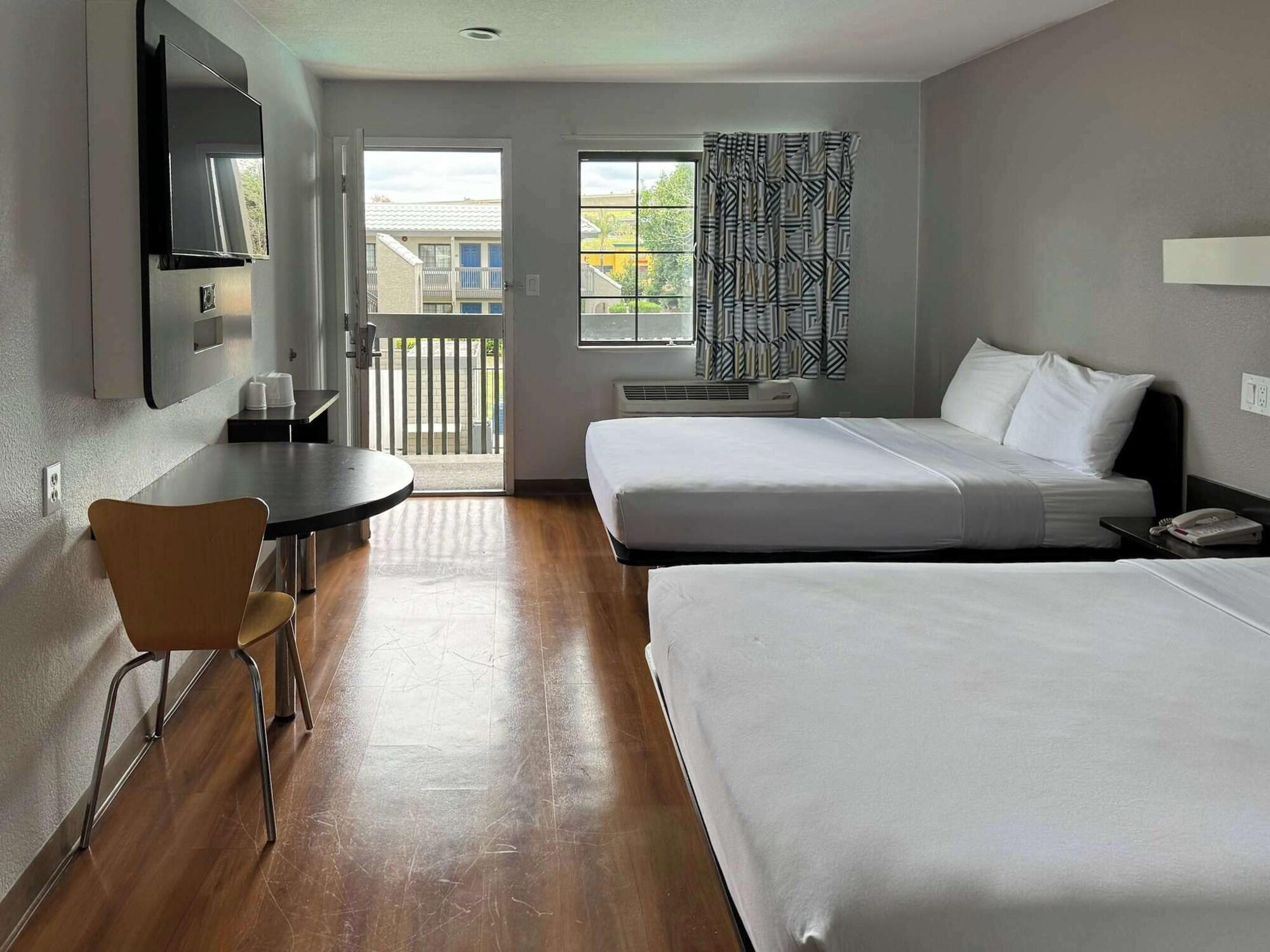 Habitación Motel 6 Pomona, CA - Los Angeles