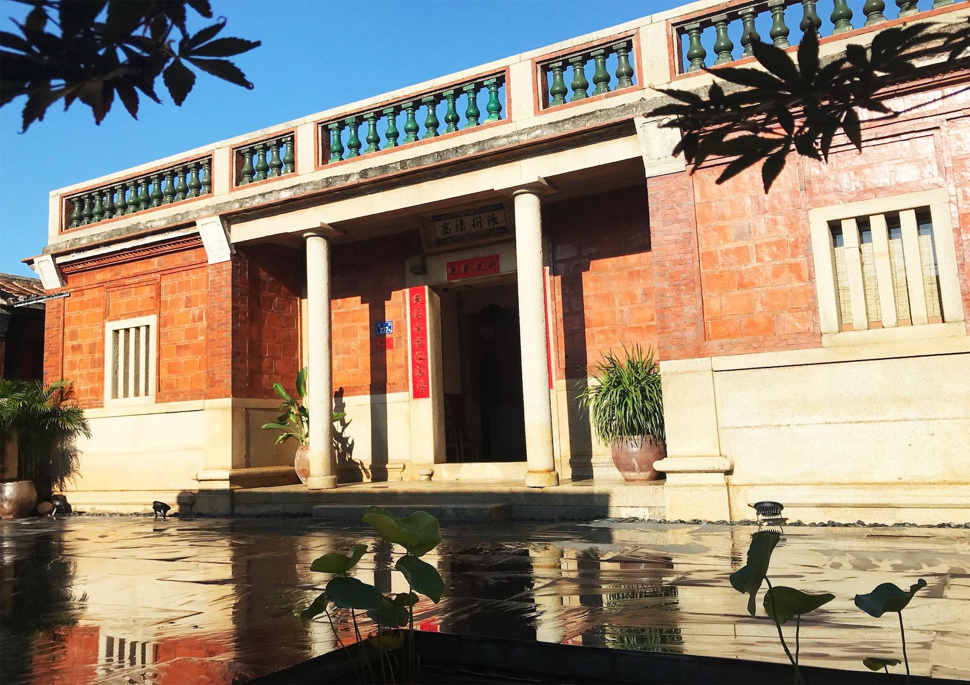 Vista Exterior Kinmen redbrick houses across Hope