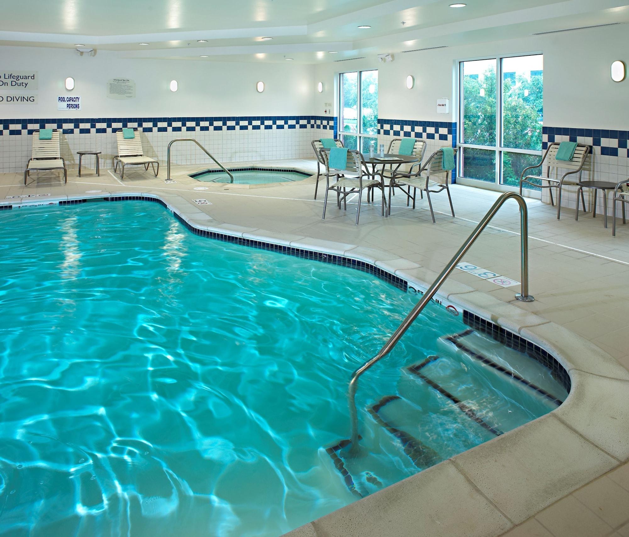 Vista Piscina Fairfield Inn & Suites by Marriott Detroit Metro Airport Romulus