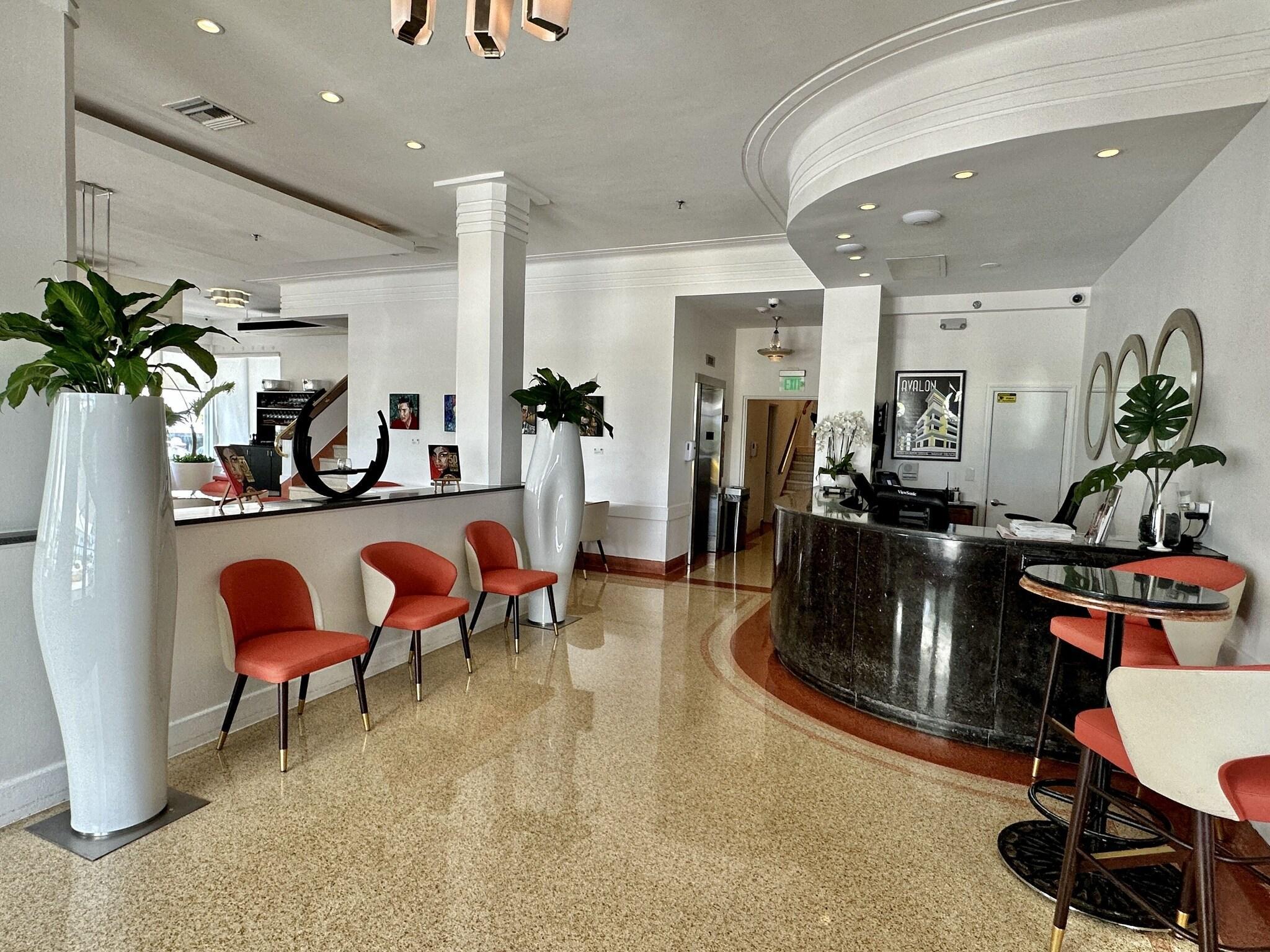 Vista Lobby Avalon Hotel