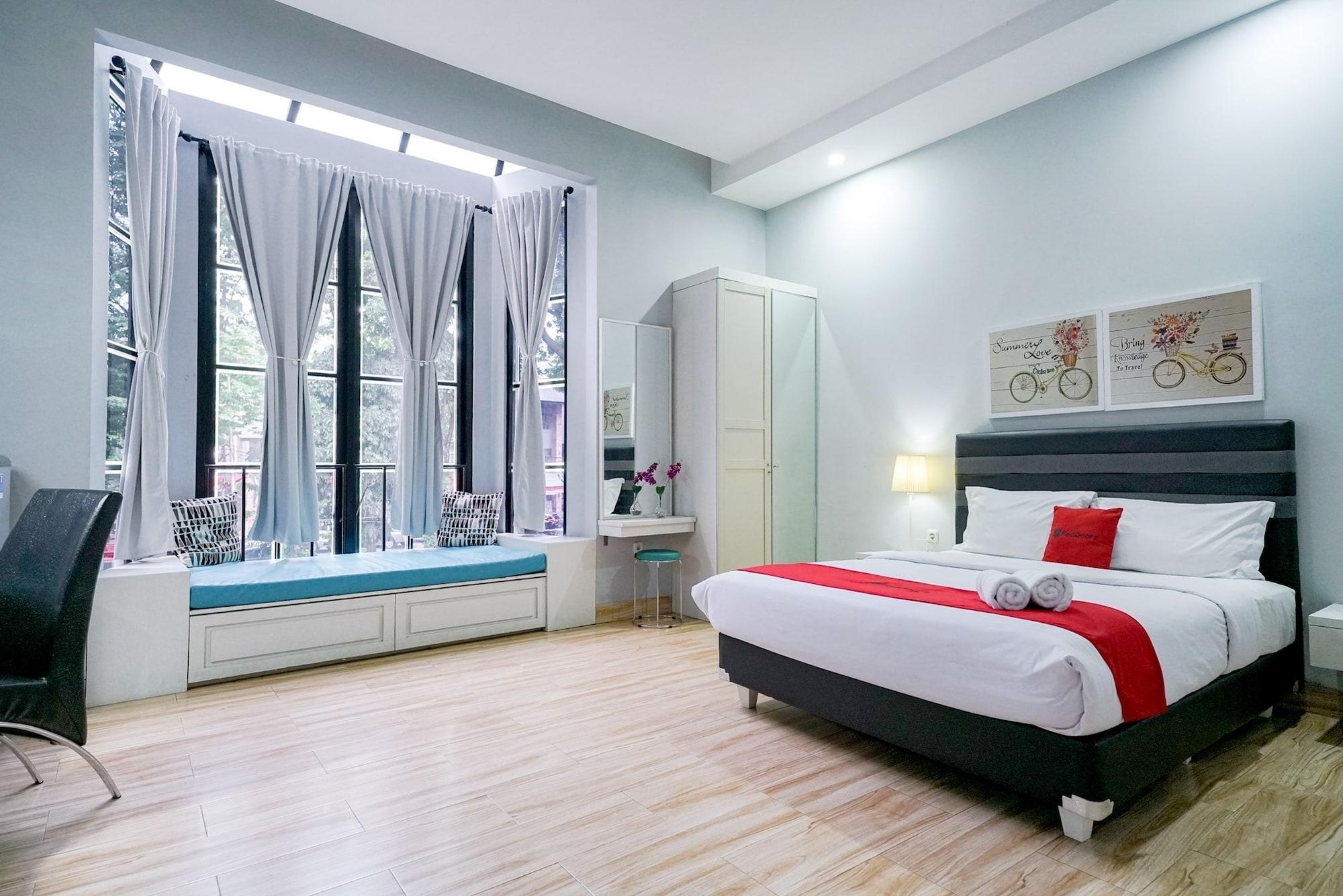 Varios RedDoorz Premium near RS Pondok Indah