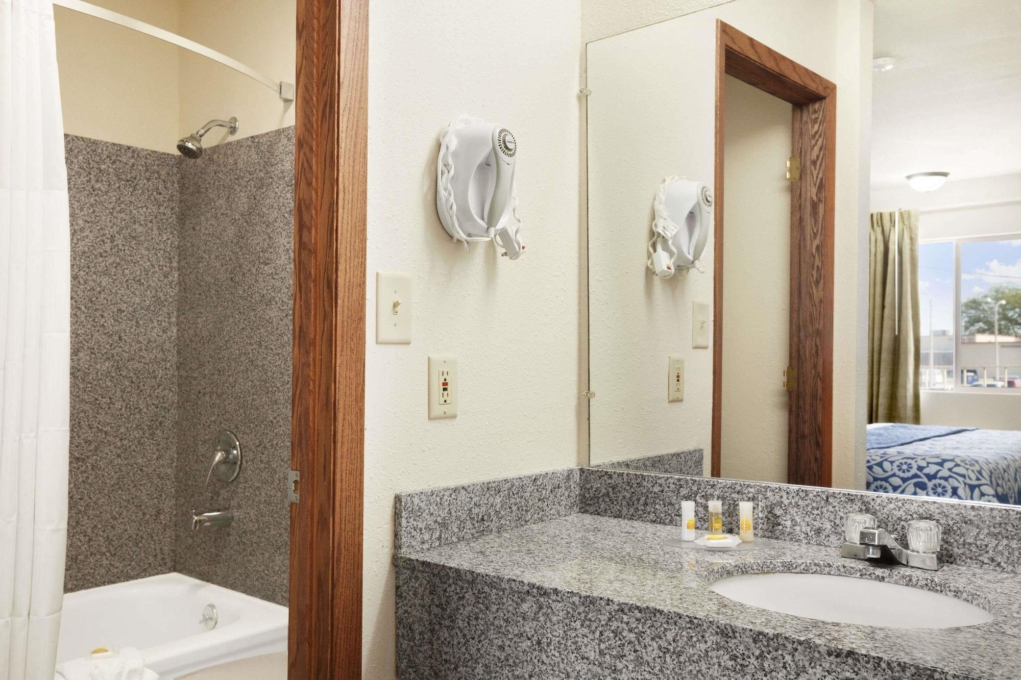 Equipamiento de Habitación Days Inn by Wyndham Champaign/Urbana