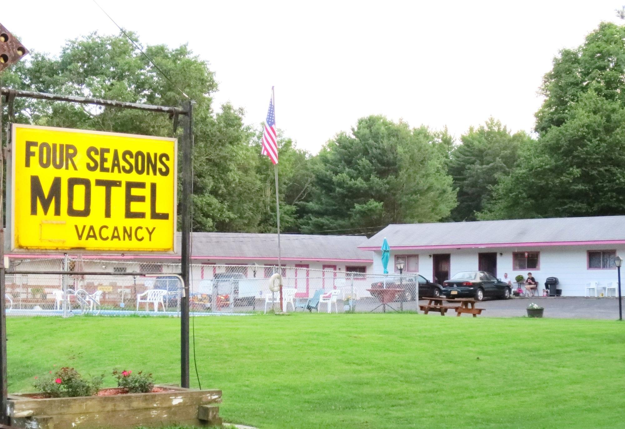 Varios Four Seasons Motel