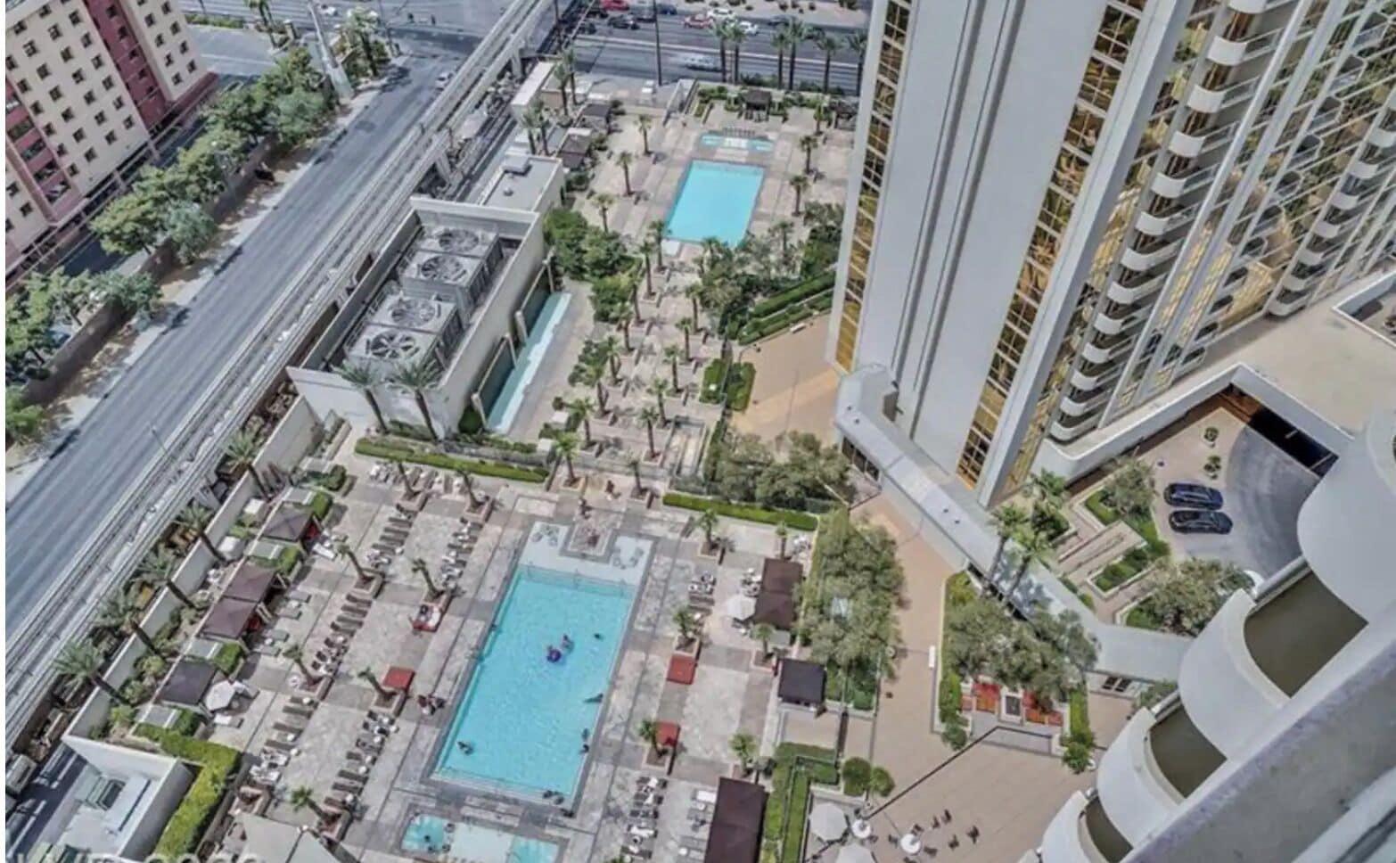 Vista Piscina Deluxe Balcony Strip View MGM Signature