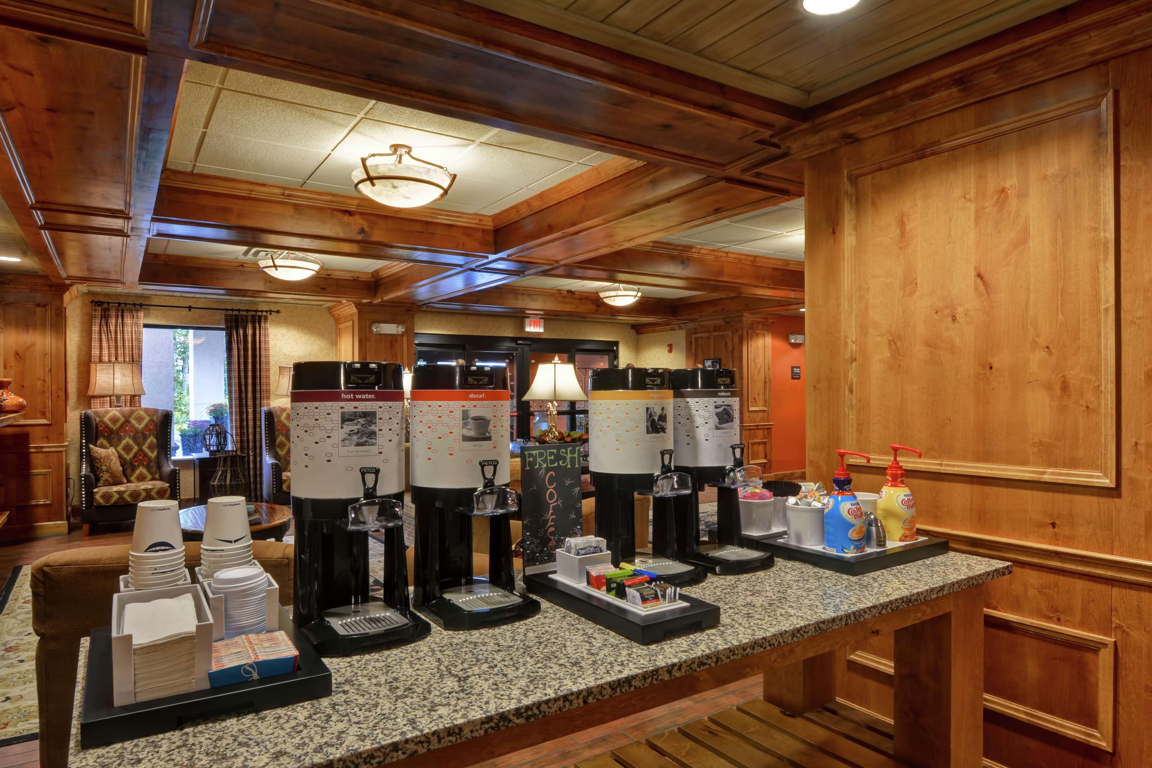 Vista Lobby Hampton Inn and Suites New Hartford/Utica