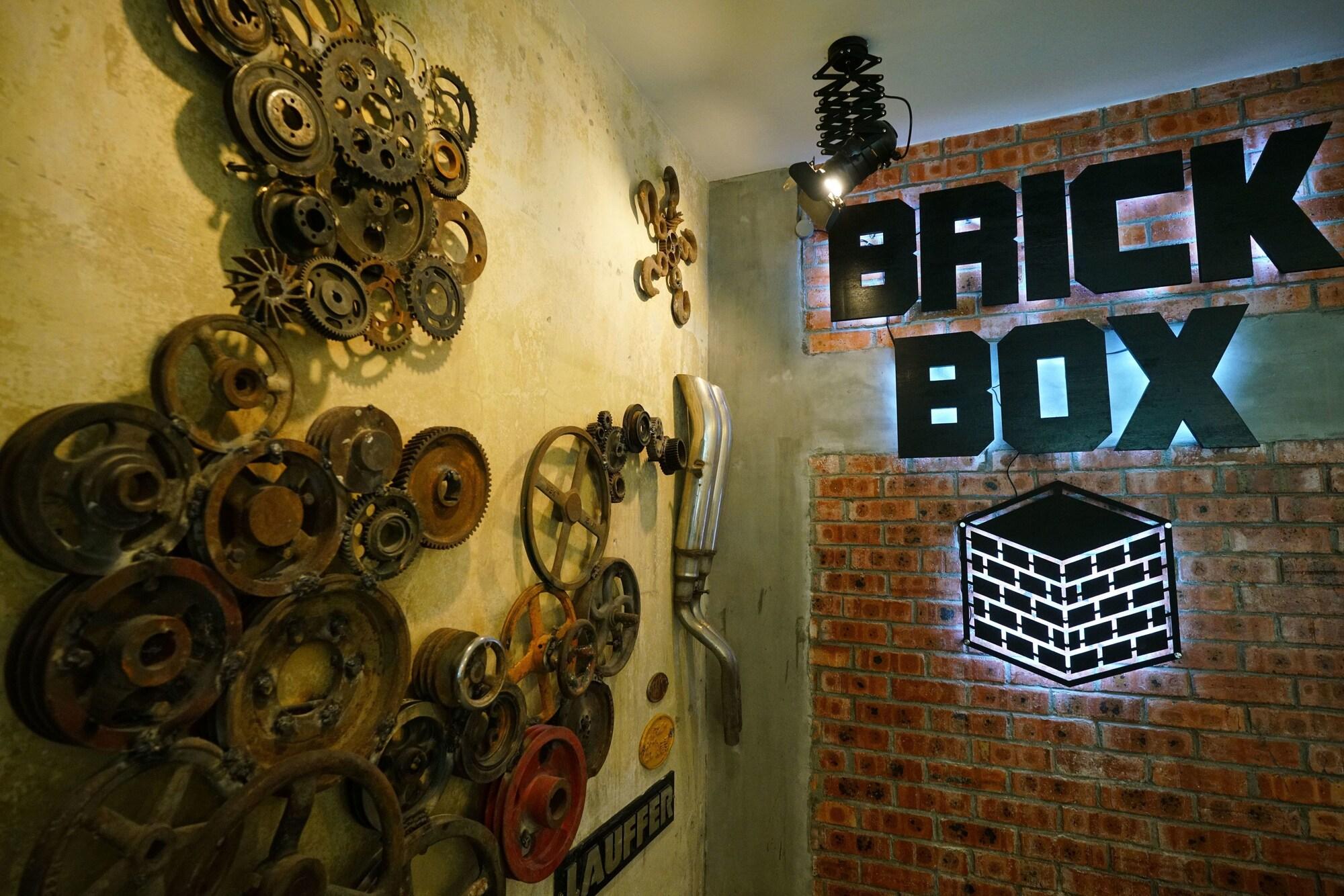 Vista Lobby Brick Box Hotel