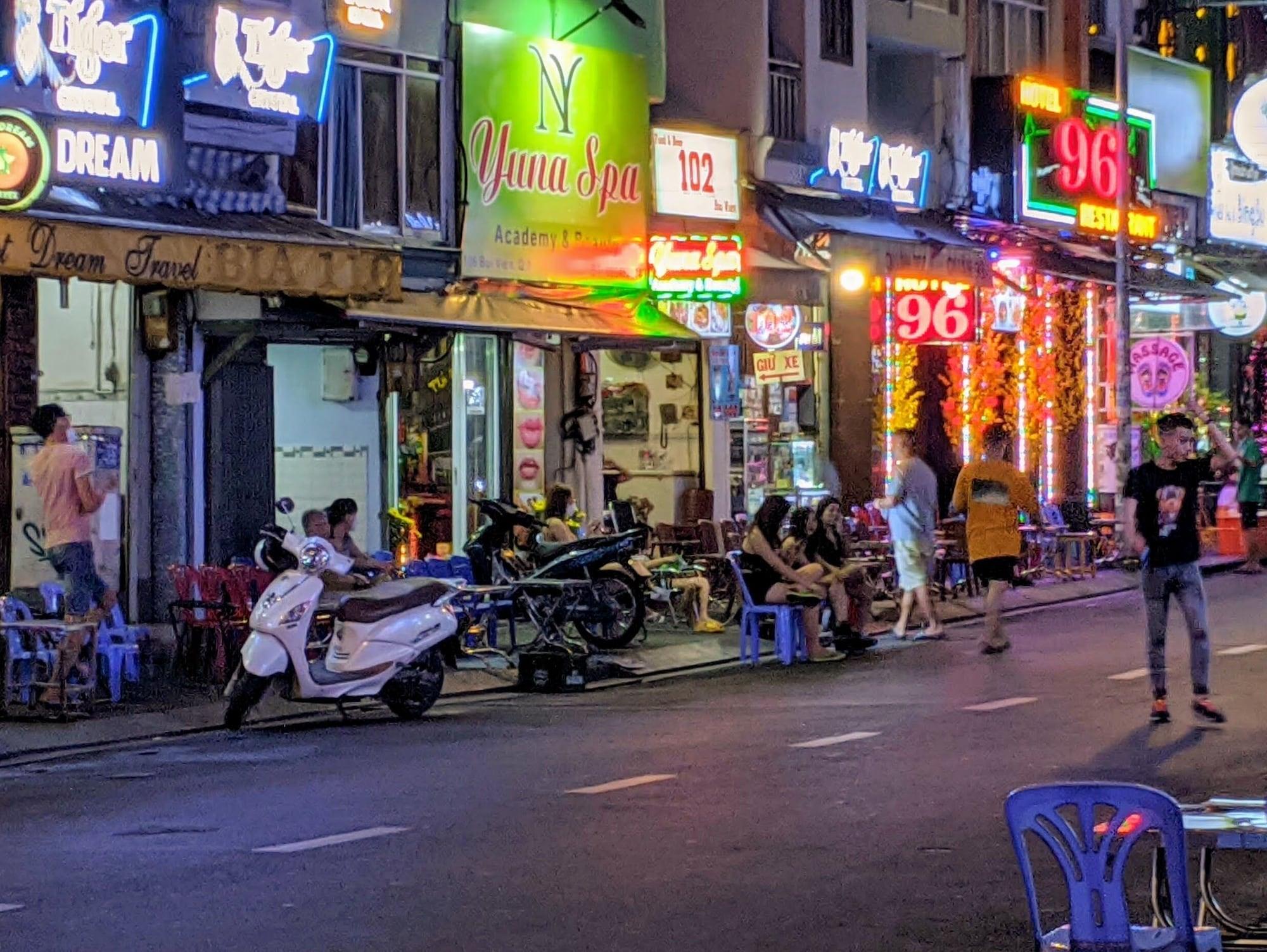 Restaurant 99 Bui Vien Hotel