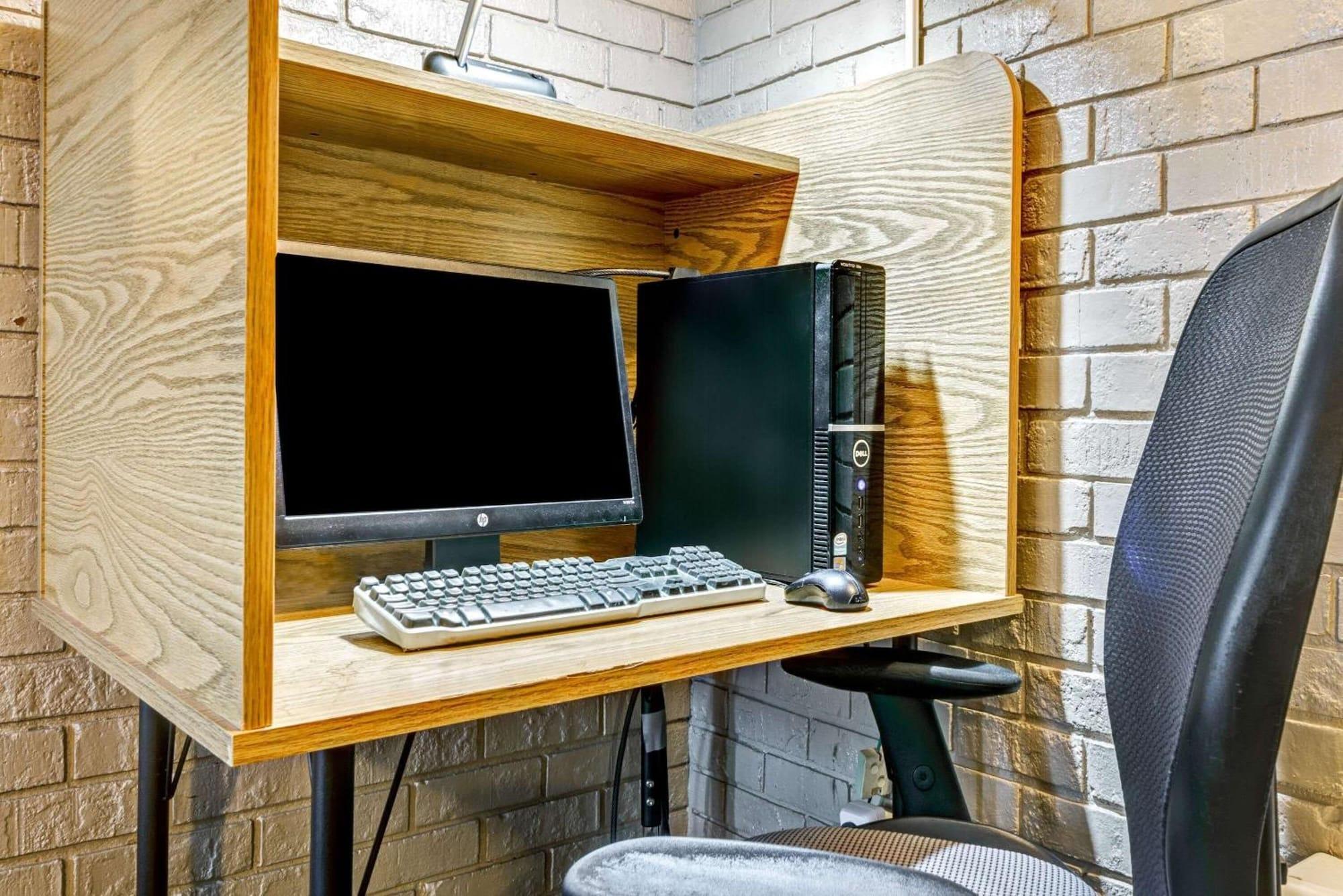 Centro de Negocios HomeSpring Inn & Studios