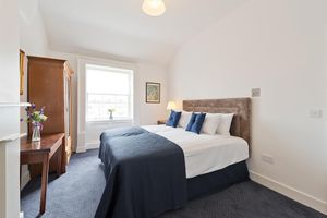 Alojamiento - Henrietta Suites City Centre