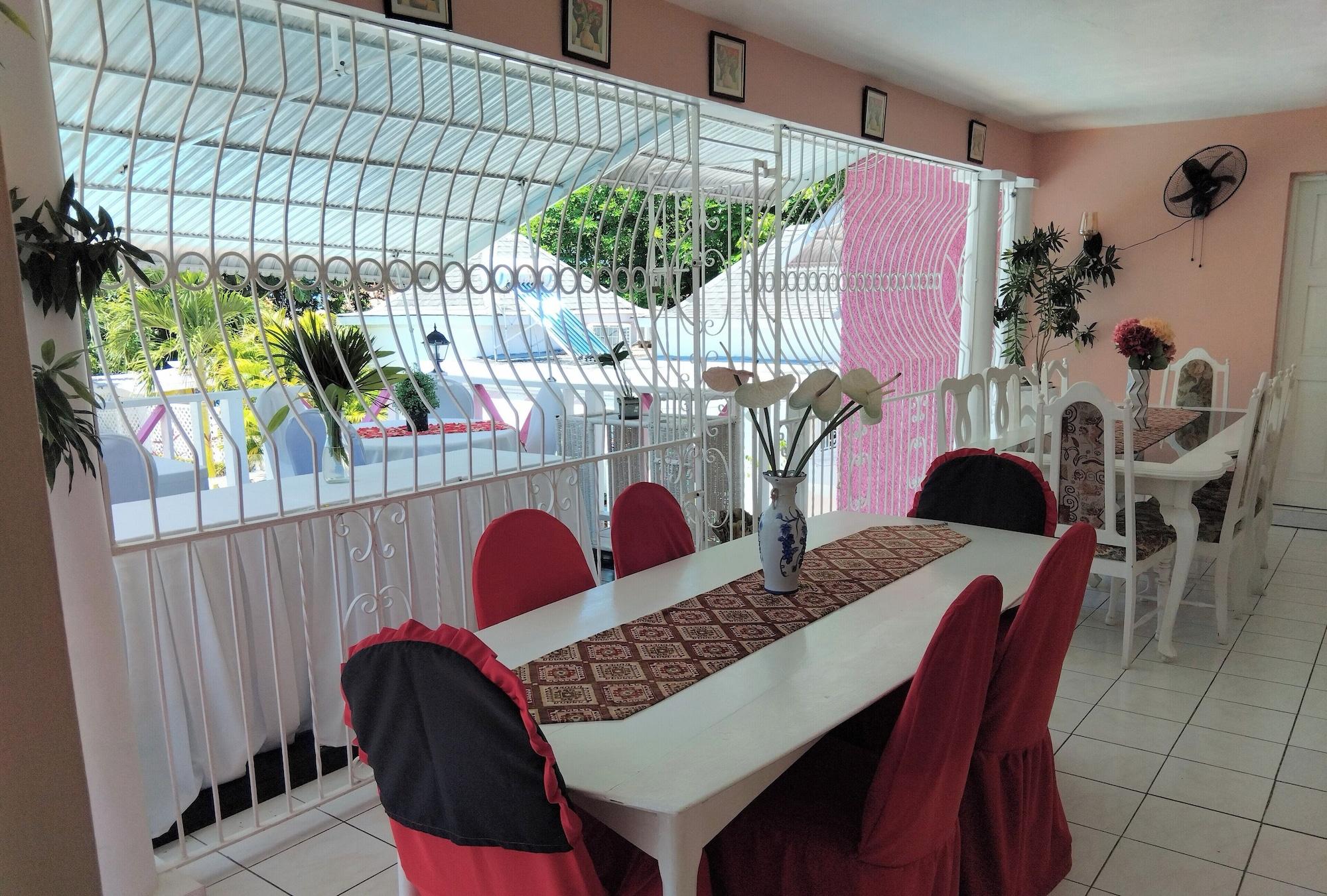 Restaurant 237 Bratton Ave
